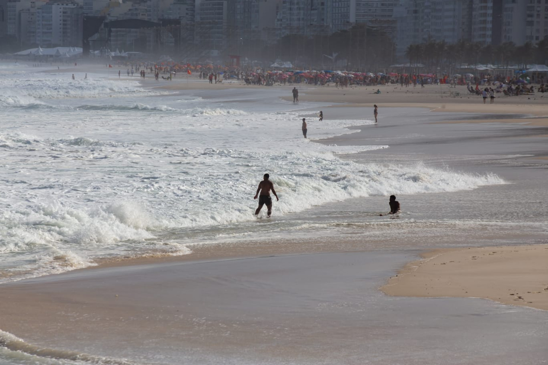 Praia do Leme, Zona Sul do Rio de Janeiro, mar agitado da ressaca - Érica Martin / Agência O Dia 