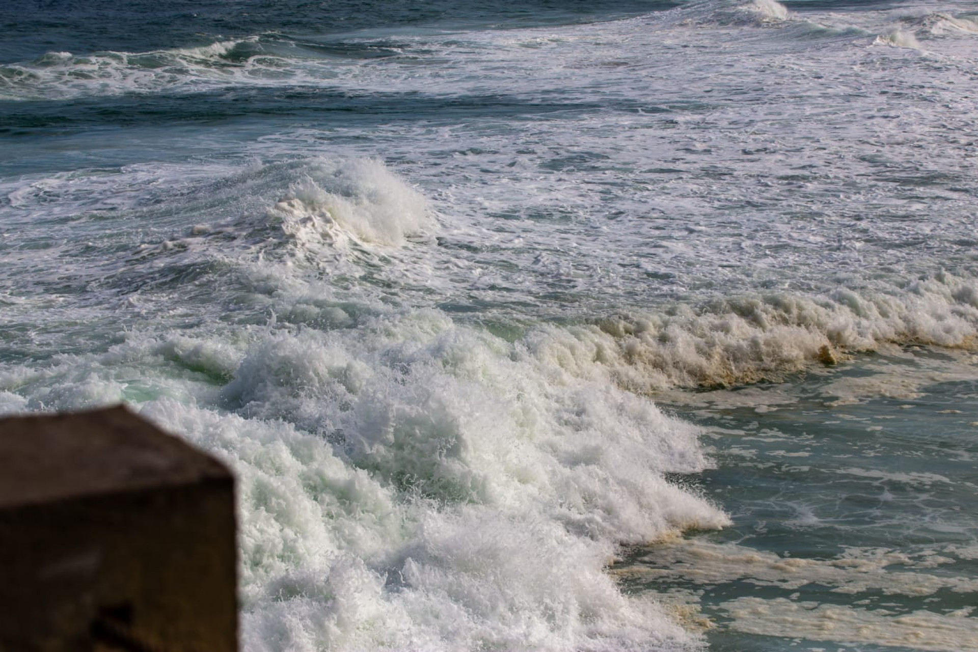 Praia do Leme, Zona Sul do Rio de Janeiro, com mar agitado da ressaca - Érica Martin / Agência O Dia 