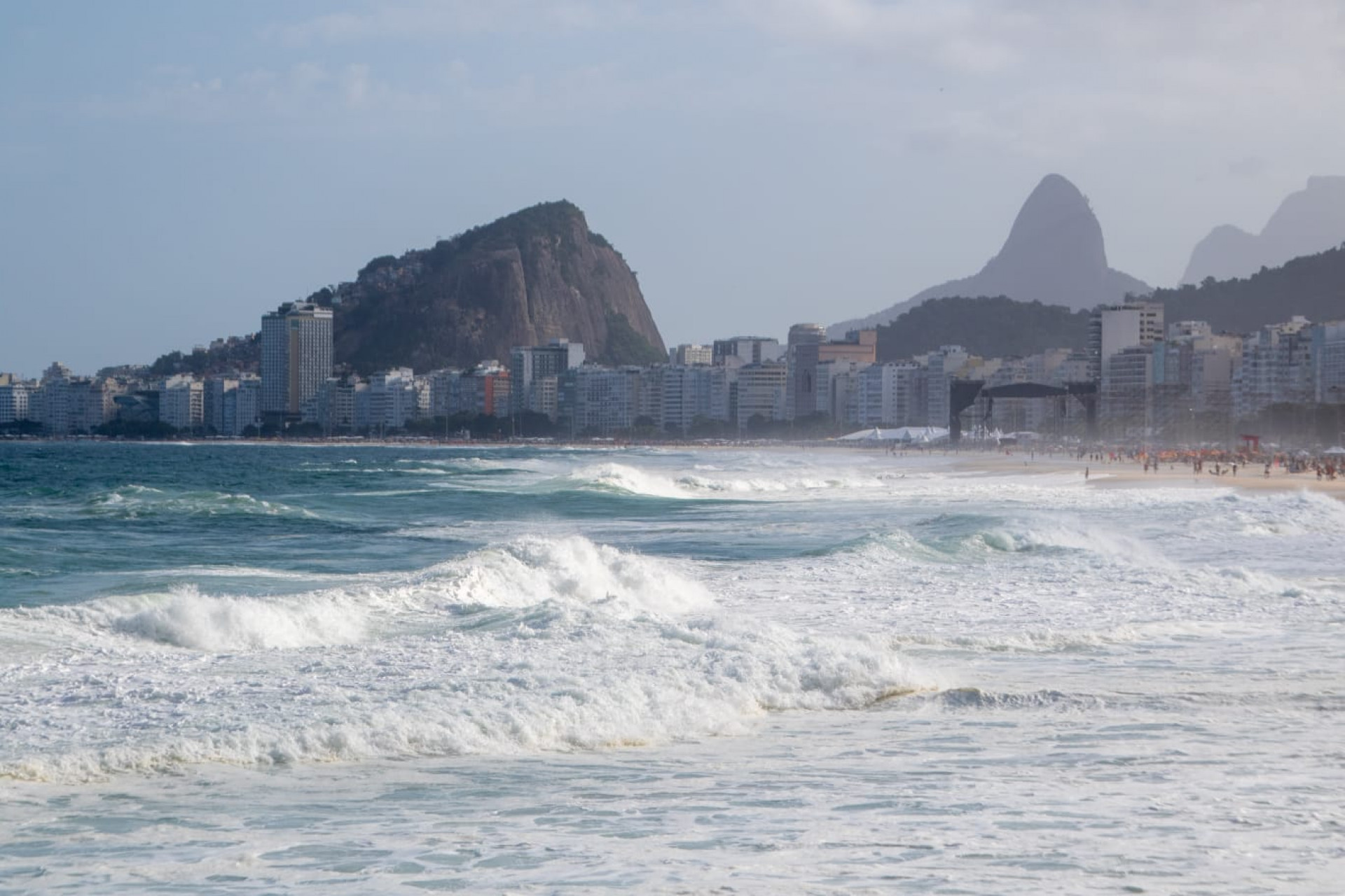 Praia do Leme,  Zona Sul do Rio de Janeiro, mar agitado da ressaca - Érica Martin / Agência O Dia 
