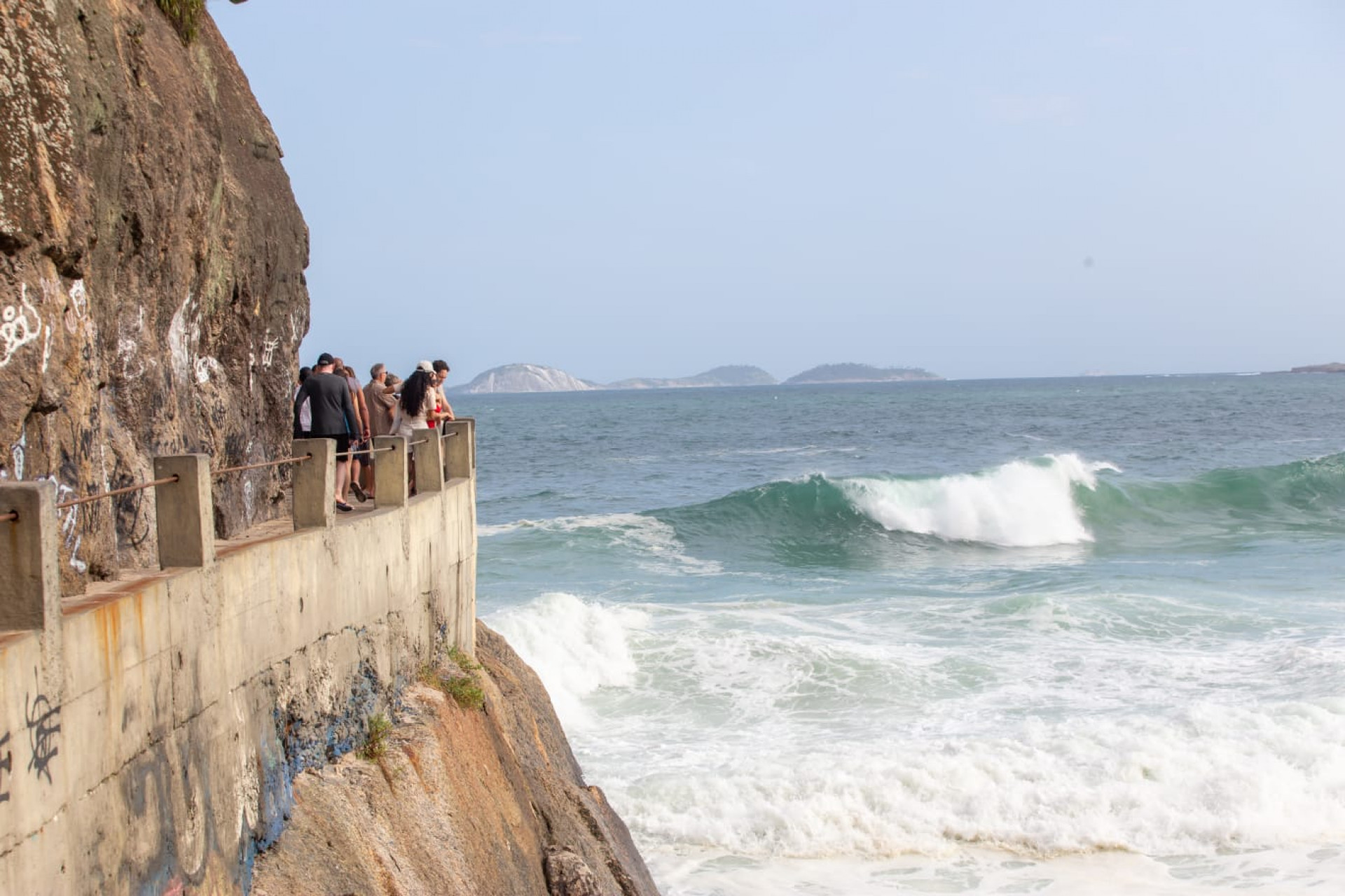 Praia do Leme, Zona Sul do Rio de Janeiro, com mar agitado da ressaca - Érica Martin / Agência O Dia 