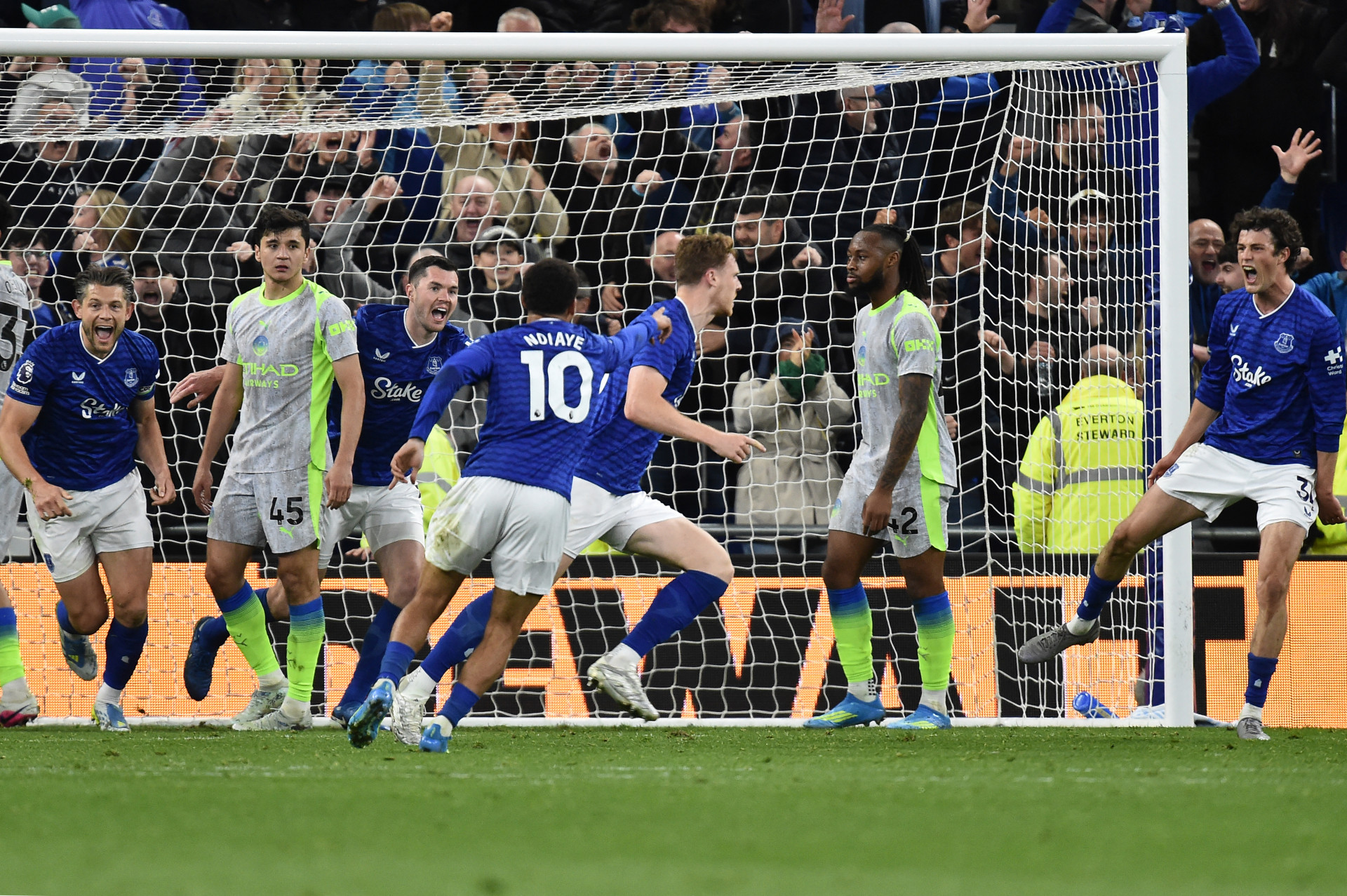 Manchester City vacila, empata com Everton e vê Arsenal disparar na briga pelo título inglês