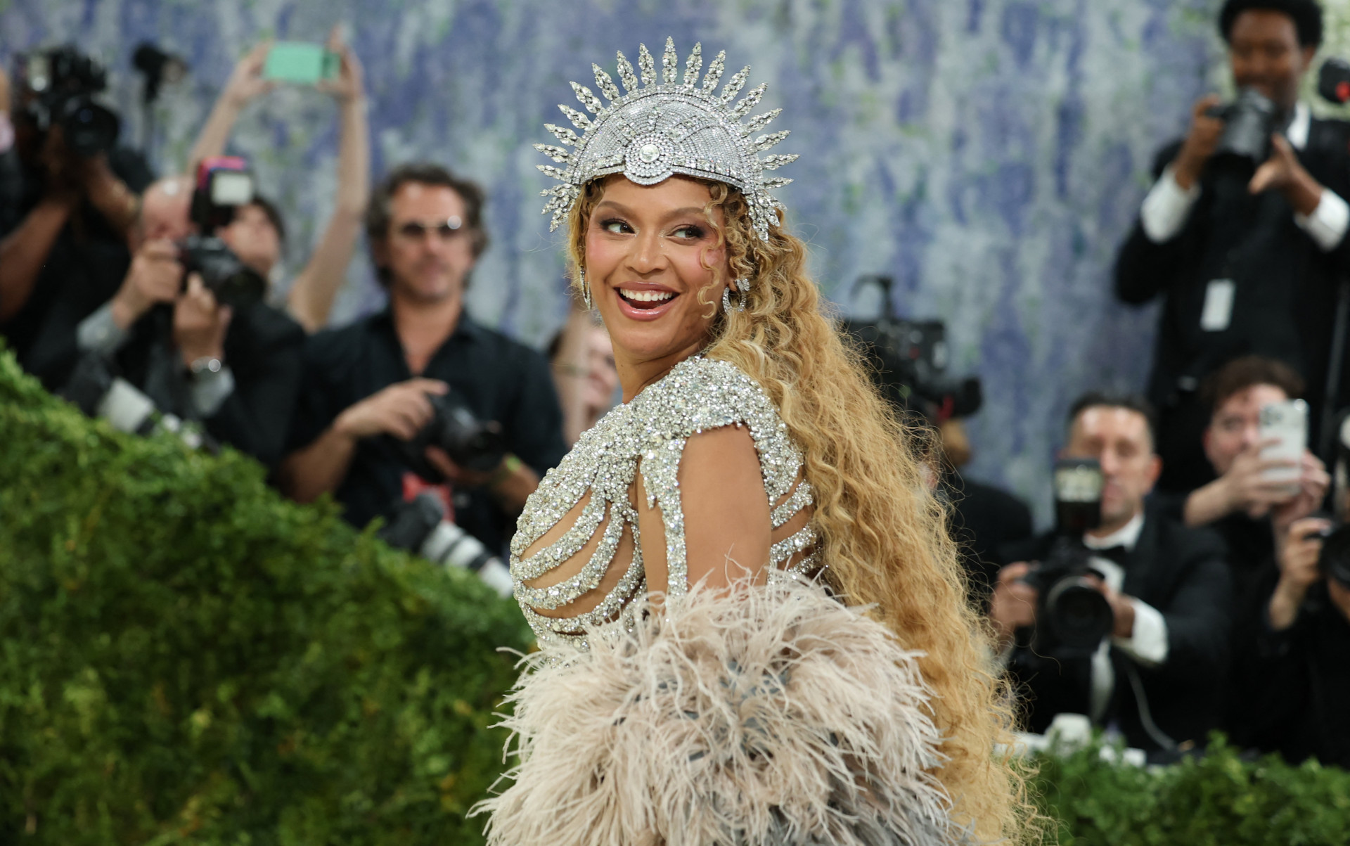 'Met Gala' reúne famosos com looks impactantes e vira espetáculo de moda em Nova York; Fotos!