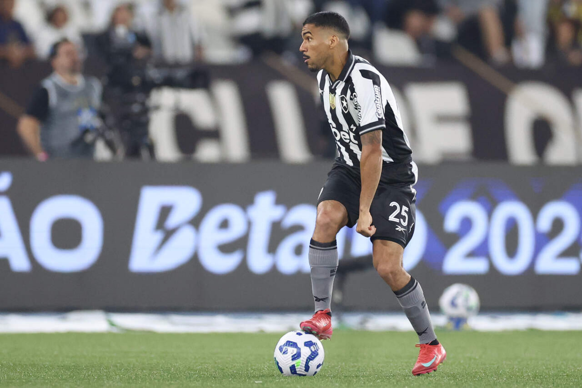 Allan, do Botafogo, s&oacute; retorna ap&oacute;s a Copa do Mundo