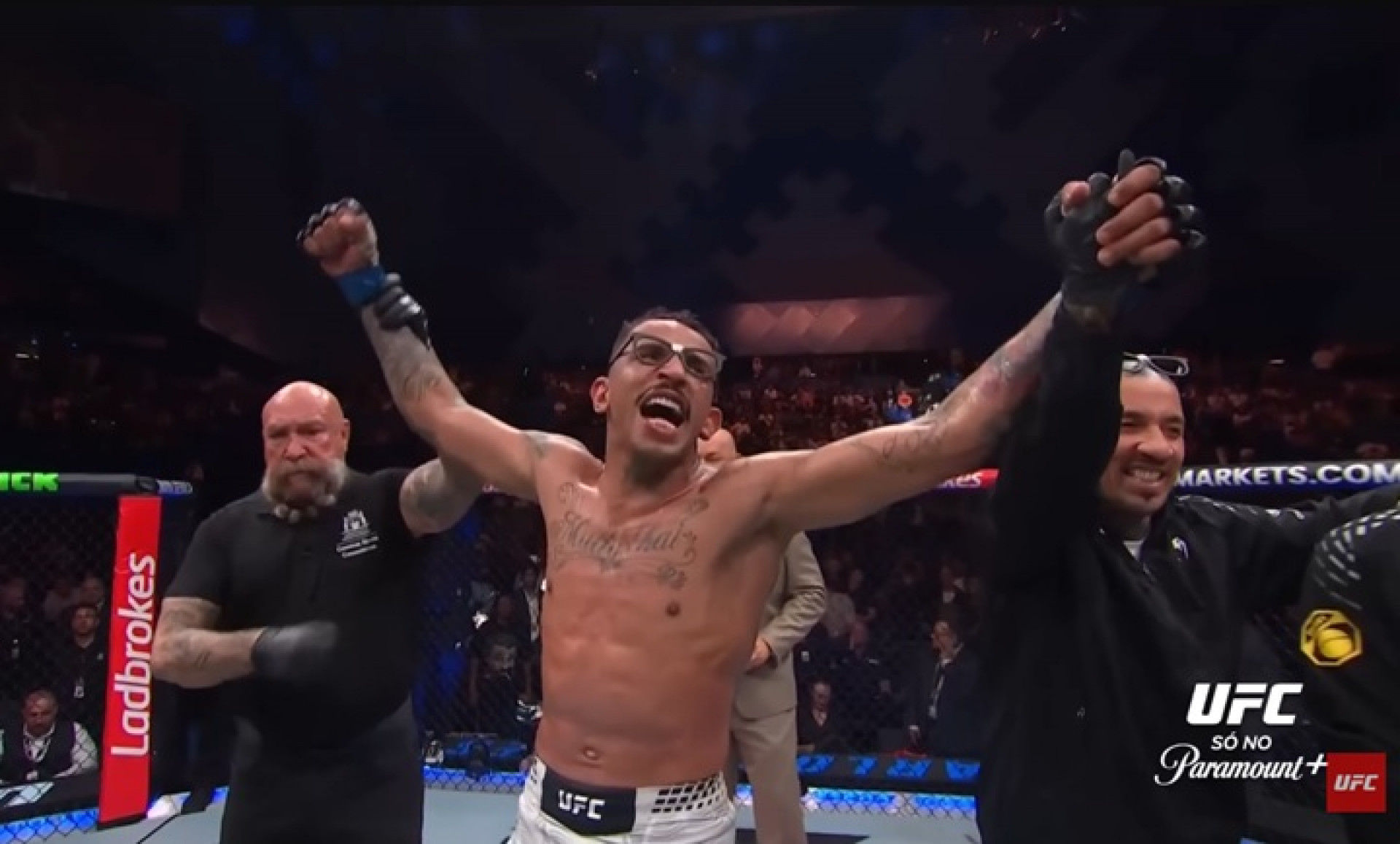 Após nova vitória por nocaute, Carlos Prates cobra disputa de cinturão do UFC