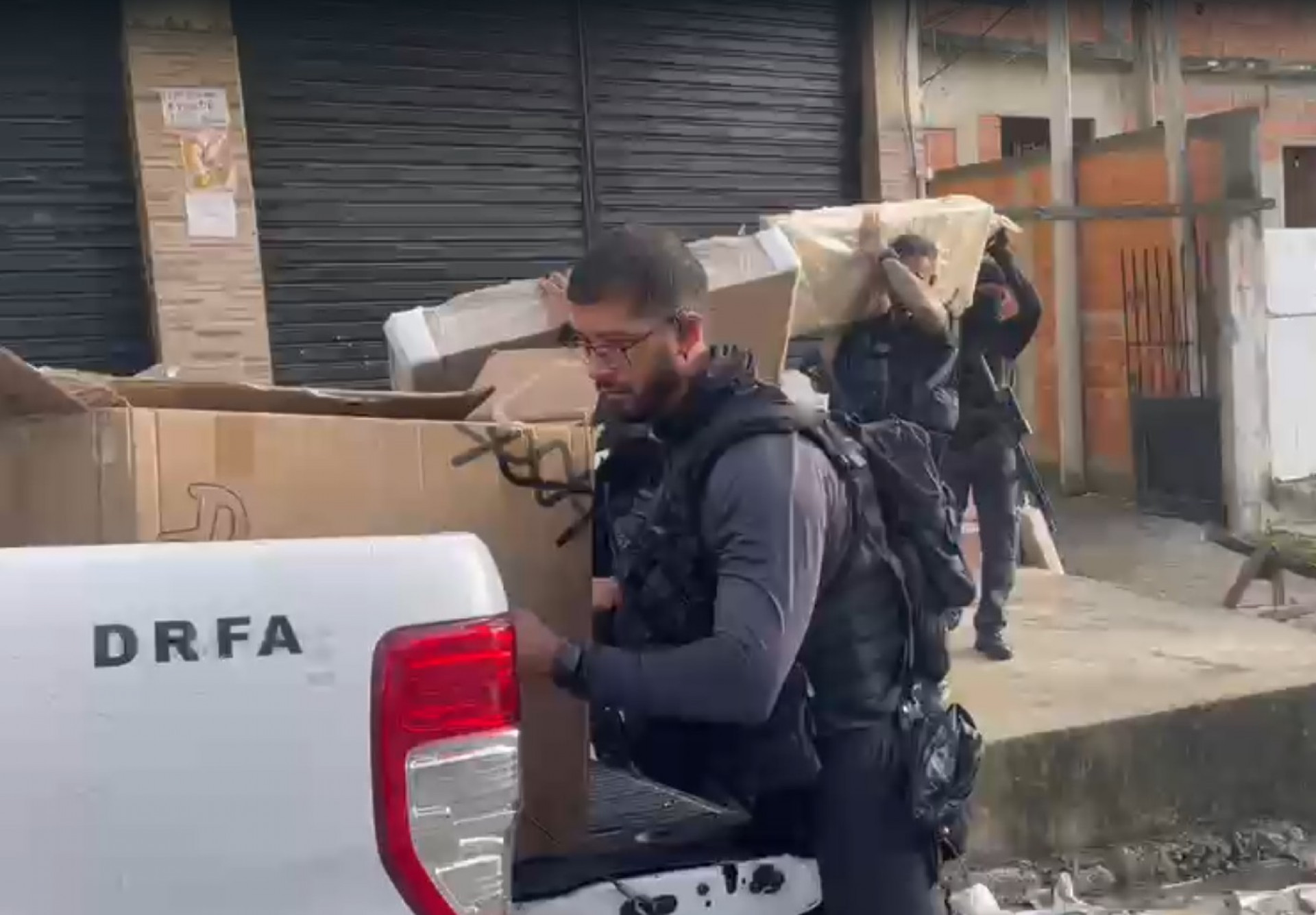 Policiais apreenderam carga de móveis e eletrodomésticos - Reprodução