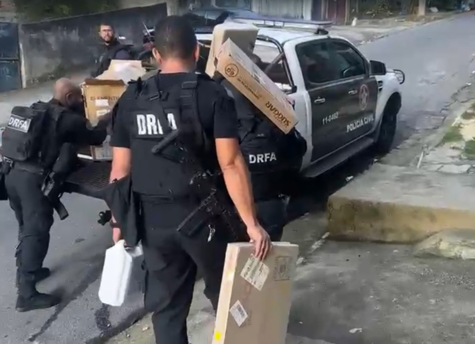 Policiais apreenderam carga de móveis e eletrodomésticos - Reprodução
