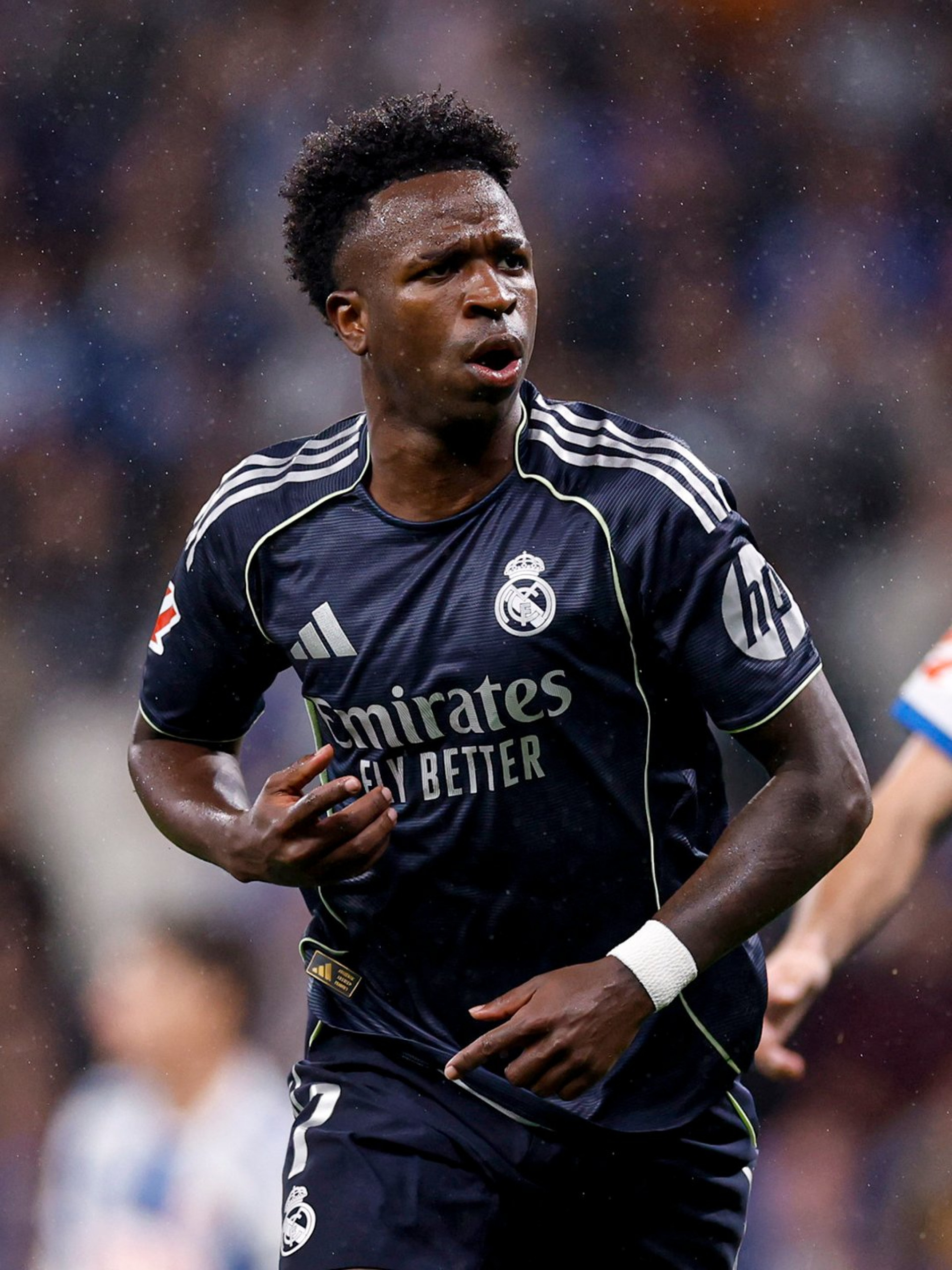 Jornal espanhol destaca evolução de Vini Jr sem Mbappé: 'Muito melhor'