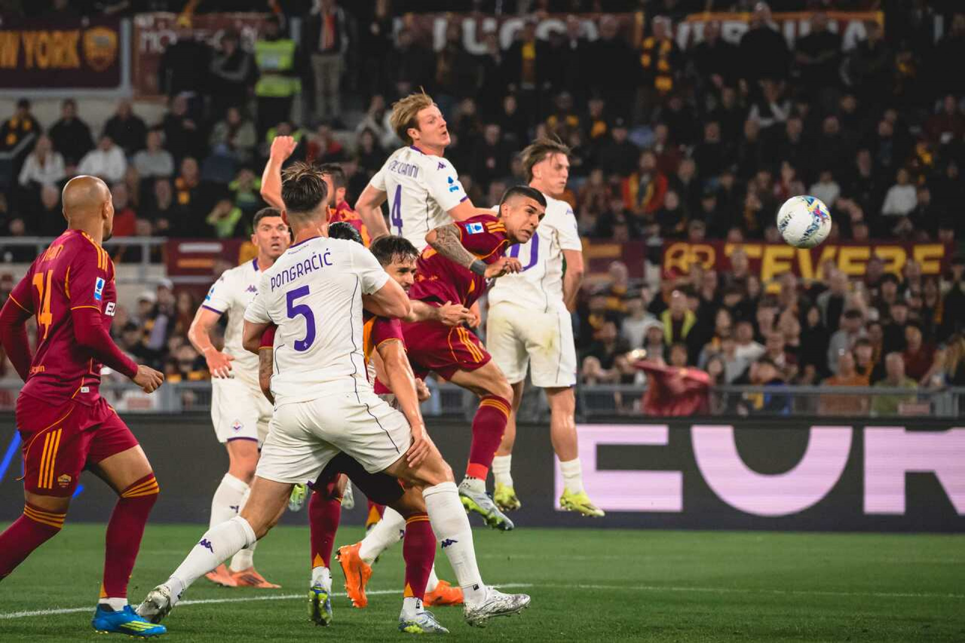 Wesley marca, Roma goleia a Fiorentina e ainda sonha com Champions