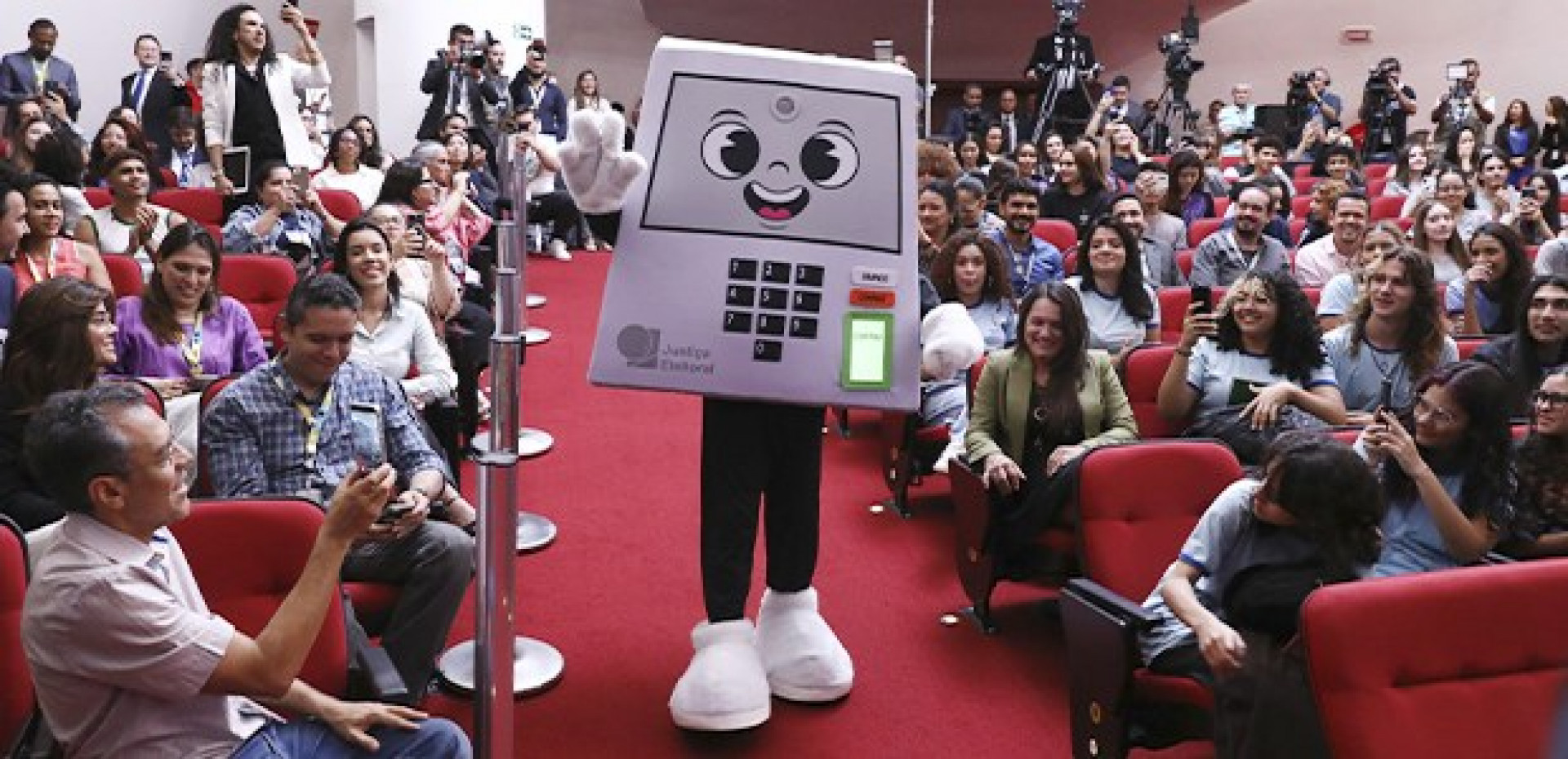 TSE celebra 30 anos da urna eletrônica e lança mascote para atrair eleitor jovem