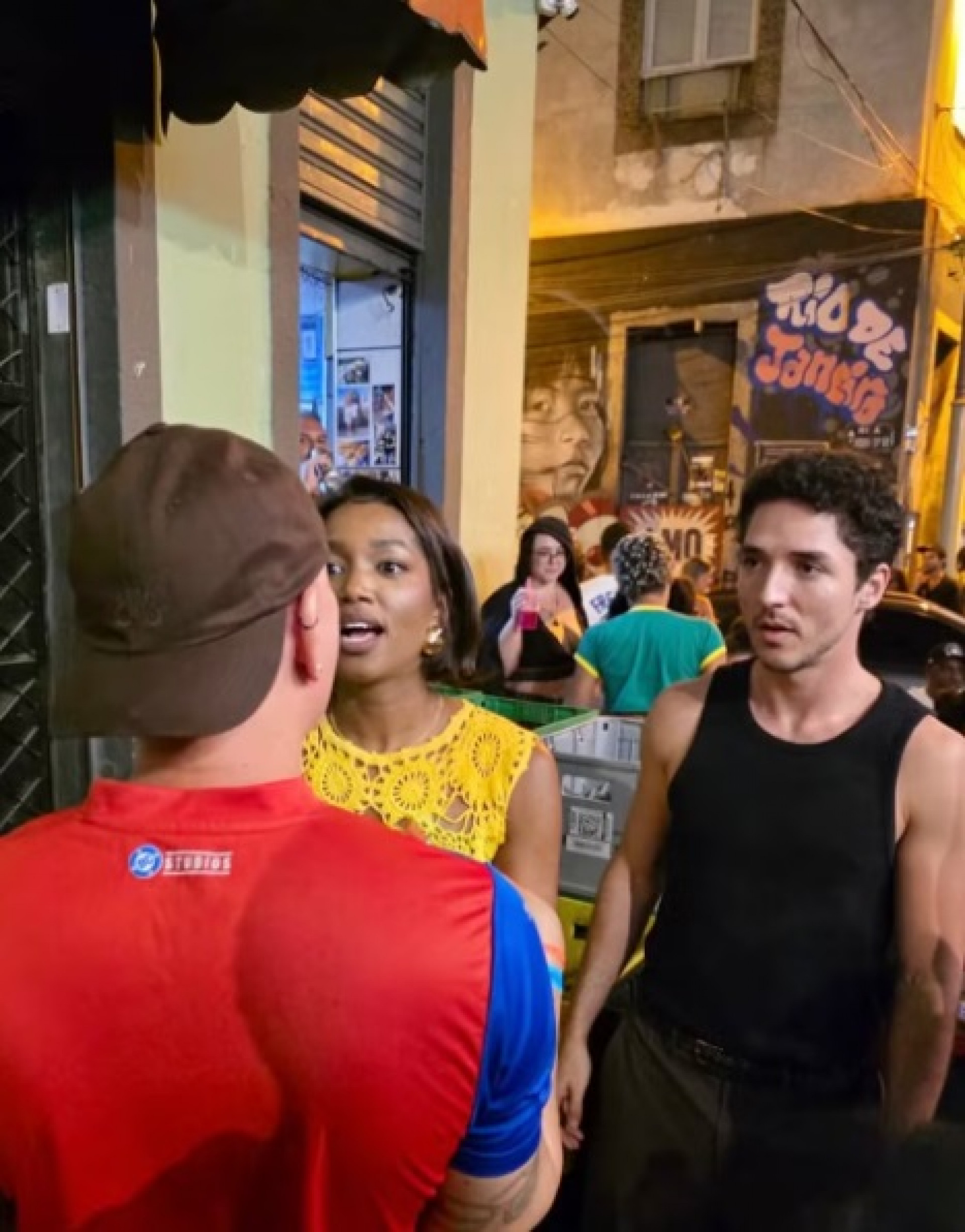 IZA é vista em roda de samba no Centro do Rio ao lado do namorado - Reprodução Instagram