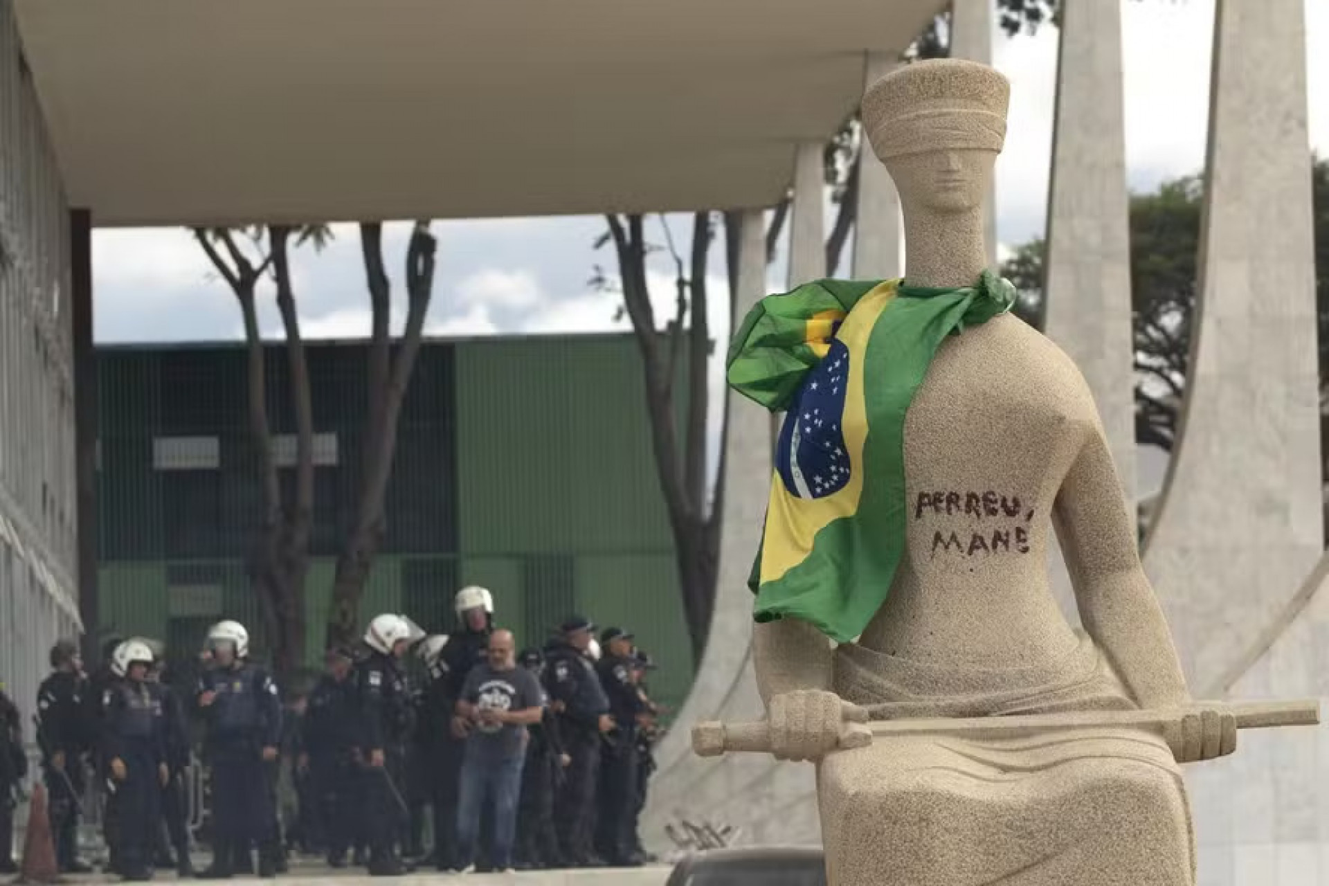 Moraes rejeita revisar pena de Débora do Batom, condenada pelo 8/1