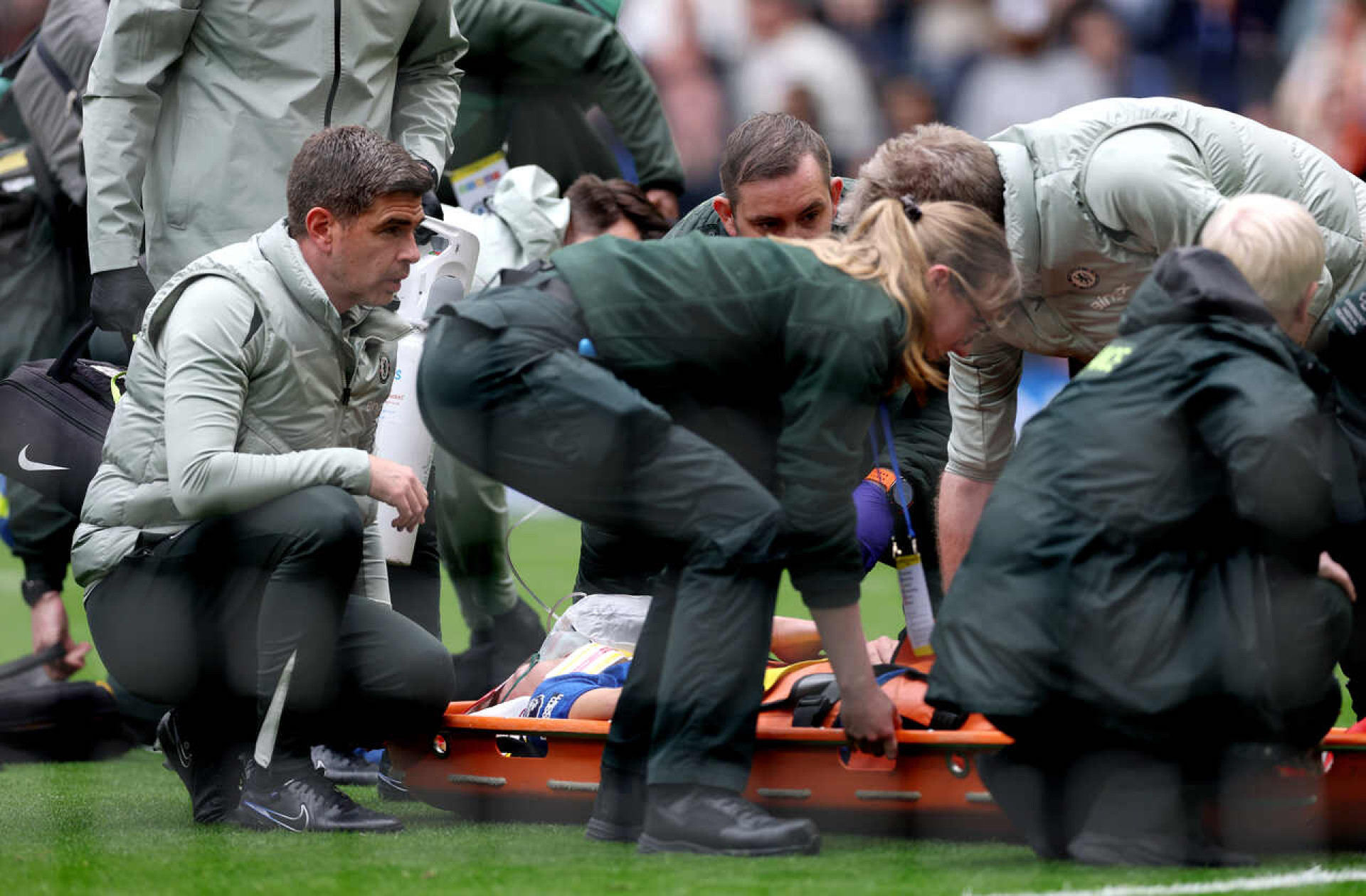 Jovem do Chelsea “apaga” ap&oacute;s choque de cabe&ccedil;a e sai de maca