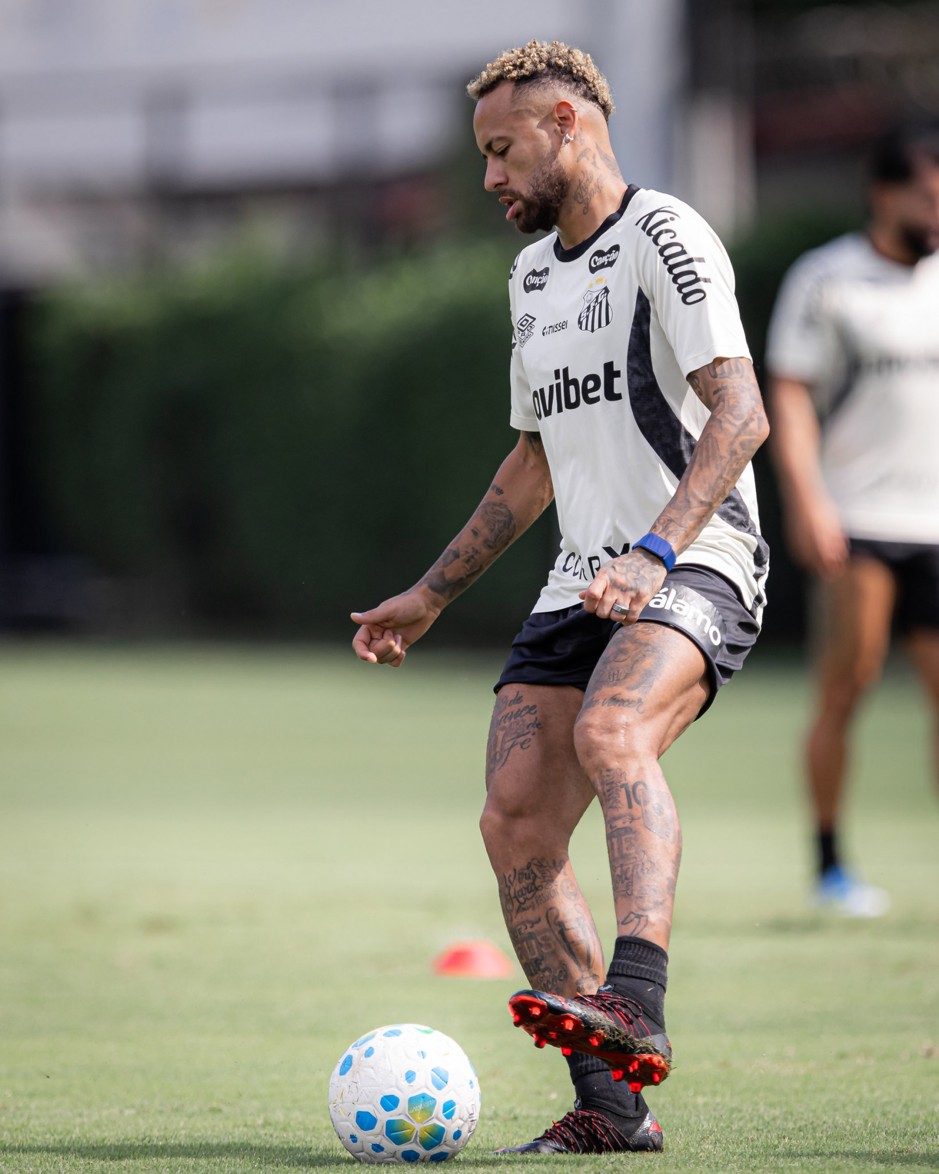 Santos avalia punir Neymar em até 30% do salário por confusão com Robinho Jr
