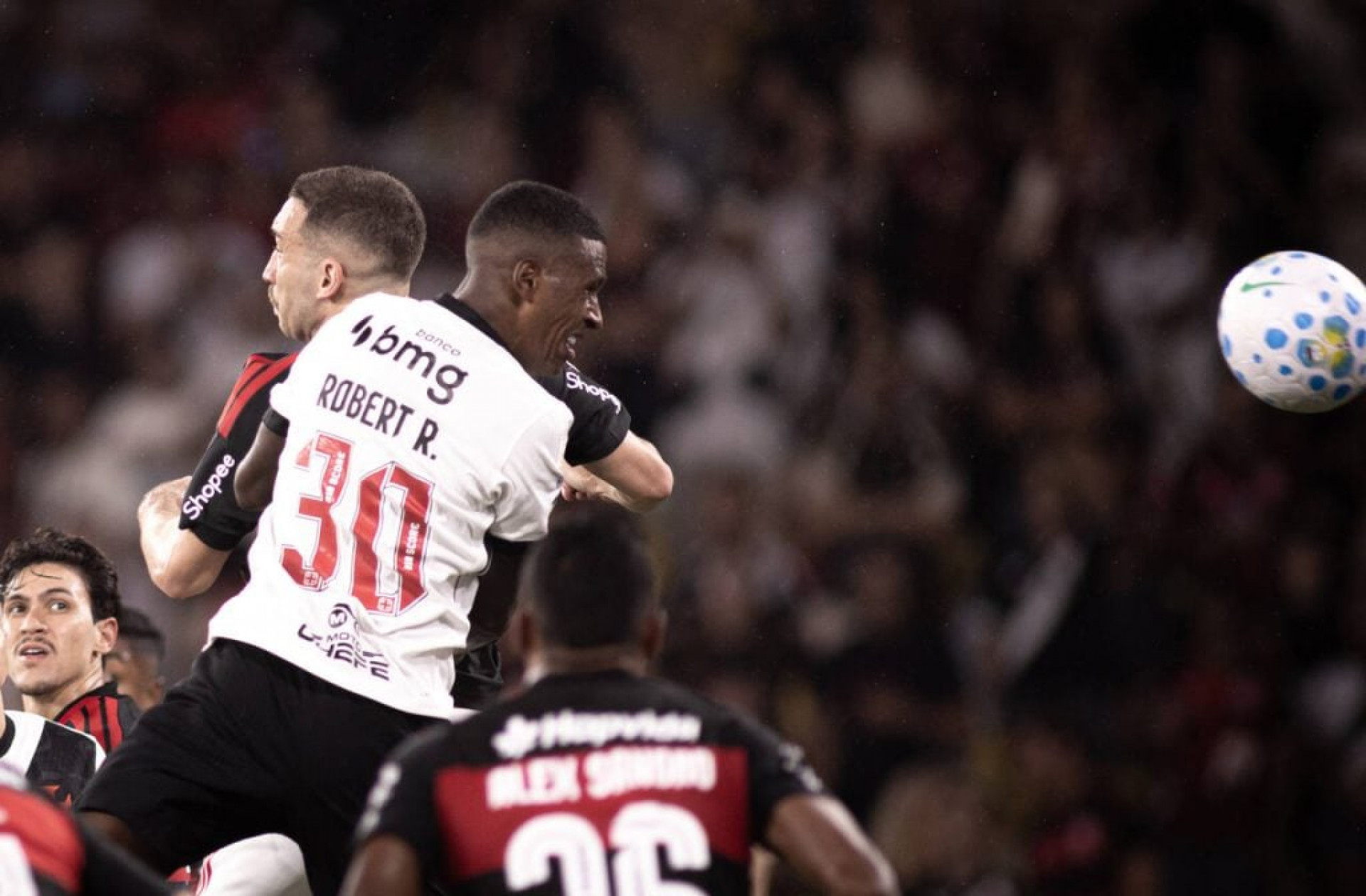 Robert Renan vira “carrasco” de rivais em cl&aacute;ssicos pelo Vasco