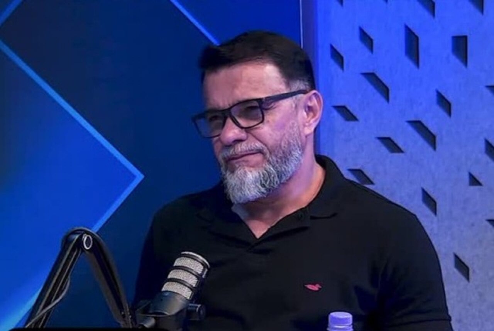 Coach esportivo anuncia sa&iacute;da e lamenta momento financeiro do Corinthians