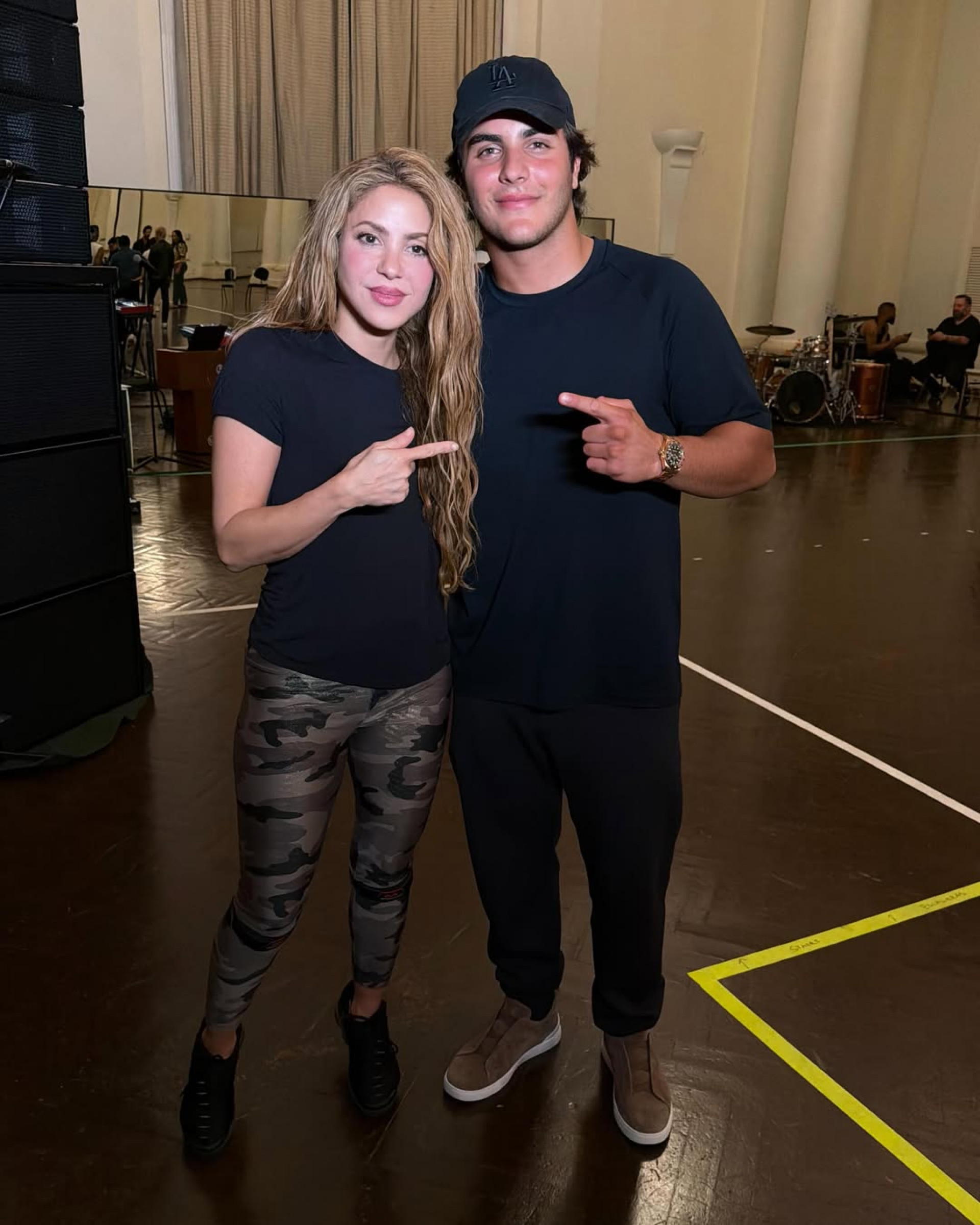 Marcelo Sangalo surge com Shakira em bastidores de show no Rio - Reprodução / Instagram