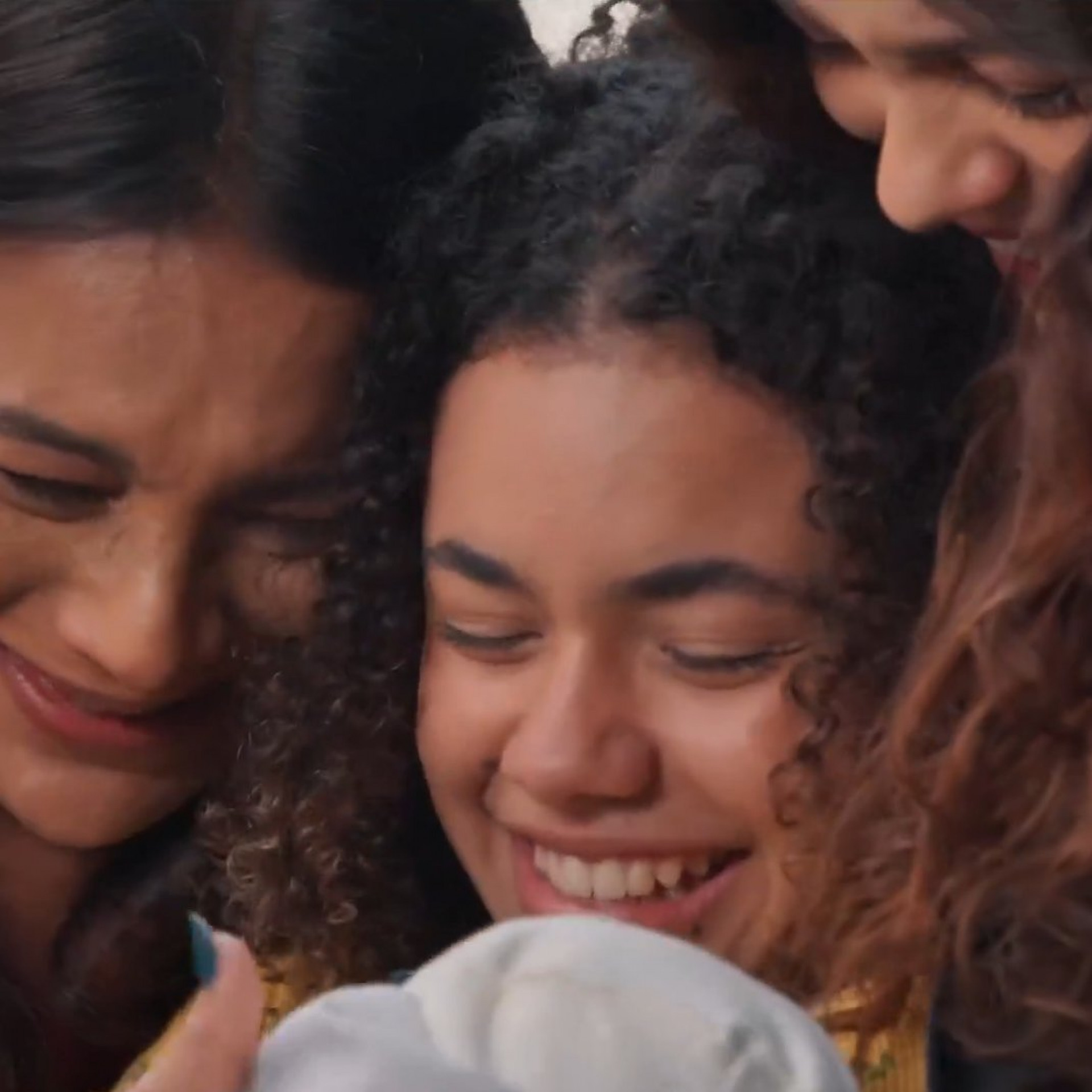 'Três Graças': Joelly reencontra a filha e cena divide opiniões nas redes