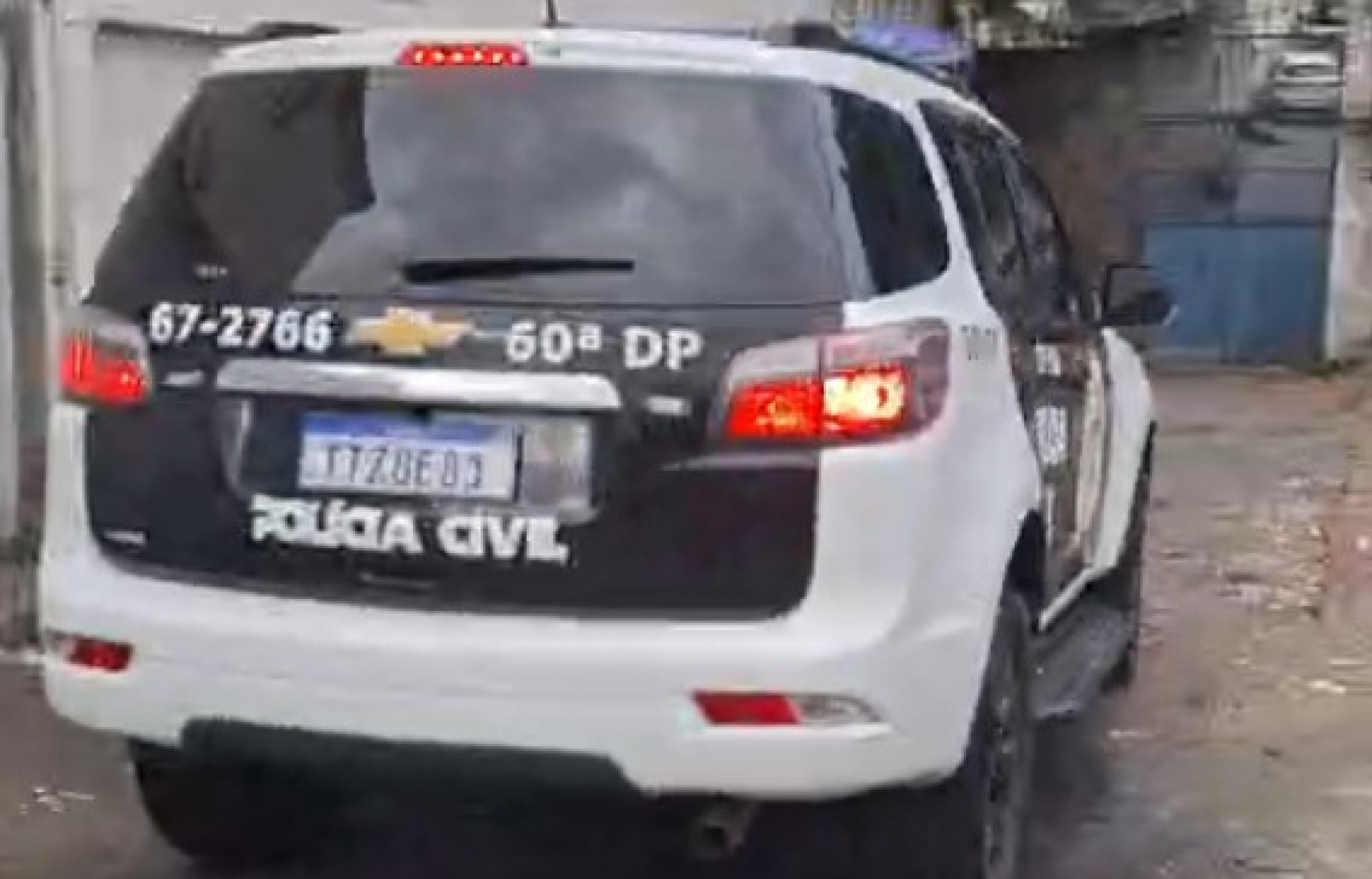 Agentes da 60ª DP invadiram depósito da Prefeitura do Rio neste domingo (3) - Reprodução