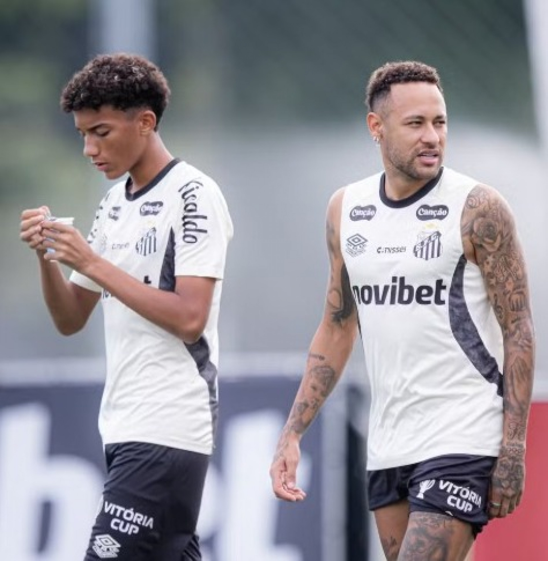 Robinho Jr, &agrave; esquerda, e Neymar