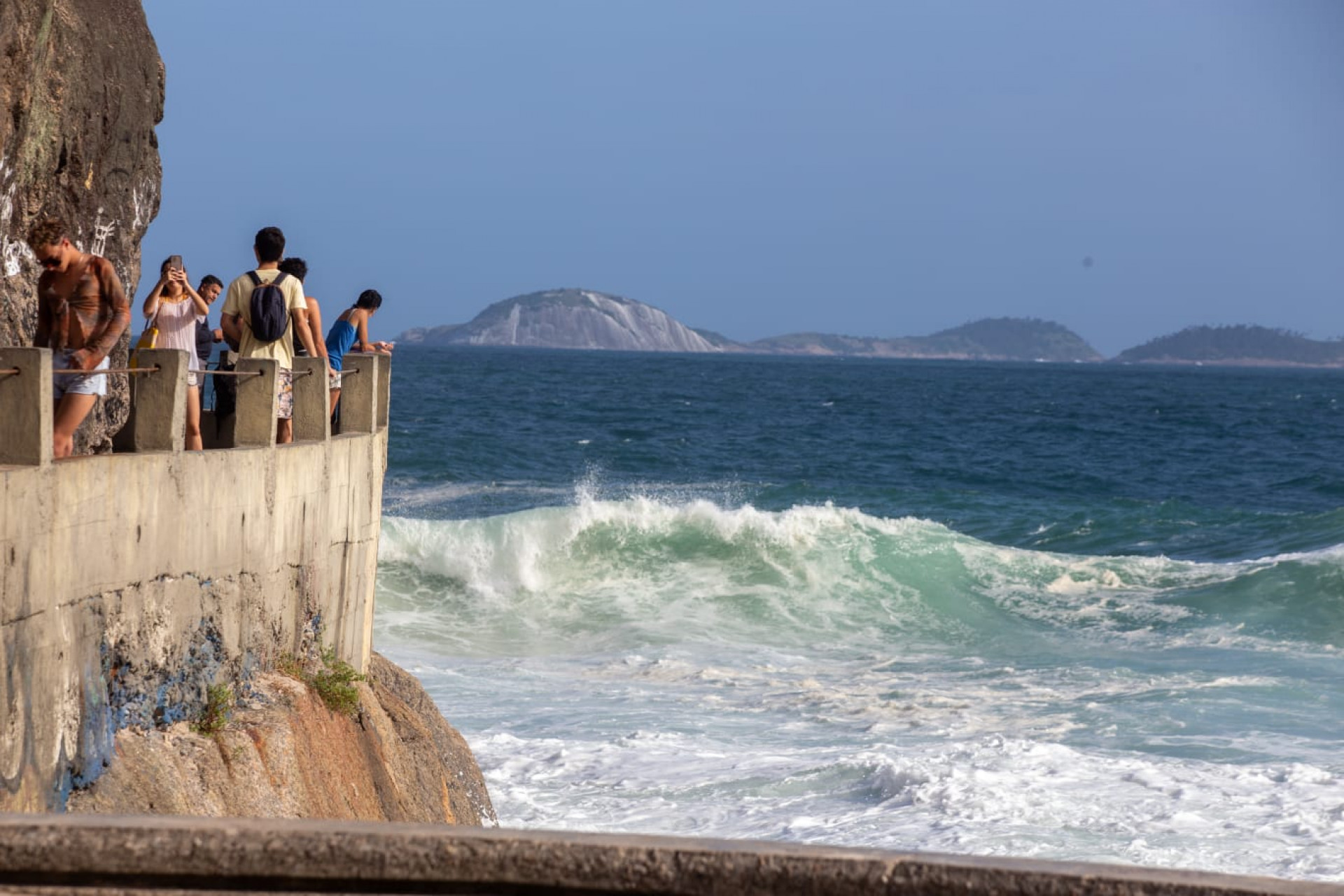 Praia do Leme, Zona Sul do Rio de Janeiro, com mar agitado da ressaca - Érica Martin / Agência O Dia 