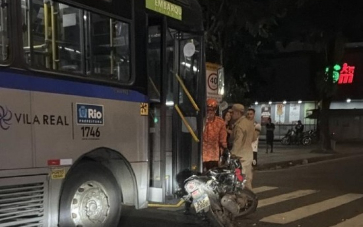 Colisão entre moto e ônibus mata homem e deixa outro gravemente ferido em Cascadura