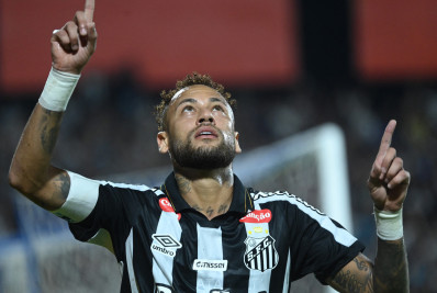 Neymar faz gol pelo Santos e comemora com abraço em Robinho Jr; veja