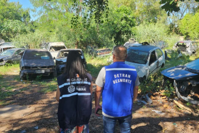 Operação do Detran encontra 'cemitério' de carros clandestino em Itaboraí