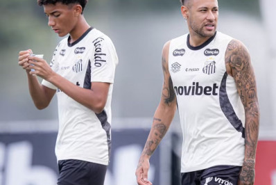 Filho de Robinho muda o nome e volta a homenagear o pai no Santos