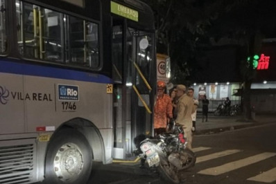 Colisão entre moto e ônibus mata homem e deixa outro gravemente ferido em Cascadura