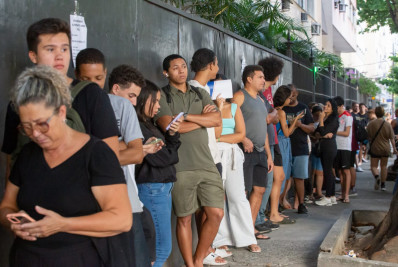 Na véspera do fim do prazo, cariocas formam filas para regularização do título de eleitor