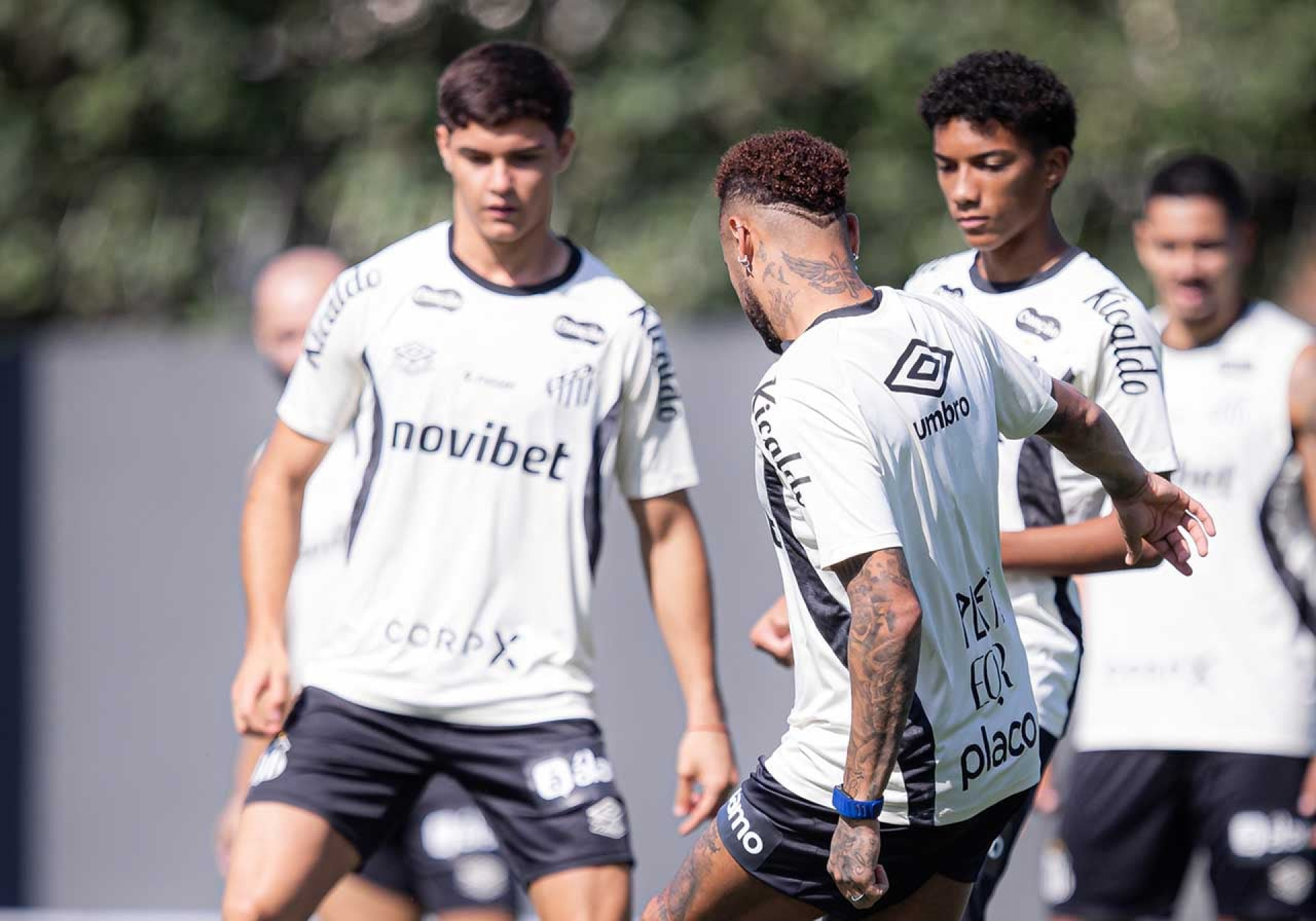 Preso, Robinho cobra medidas contra Neymar ap&oacute;s caso com Robinho Jr no Santos