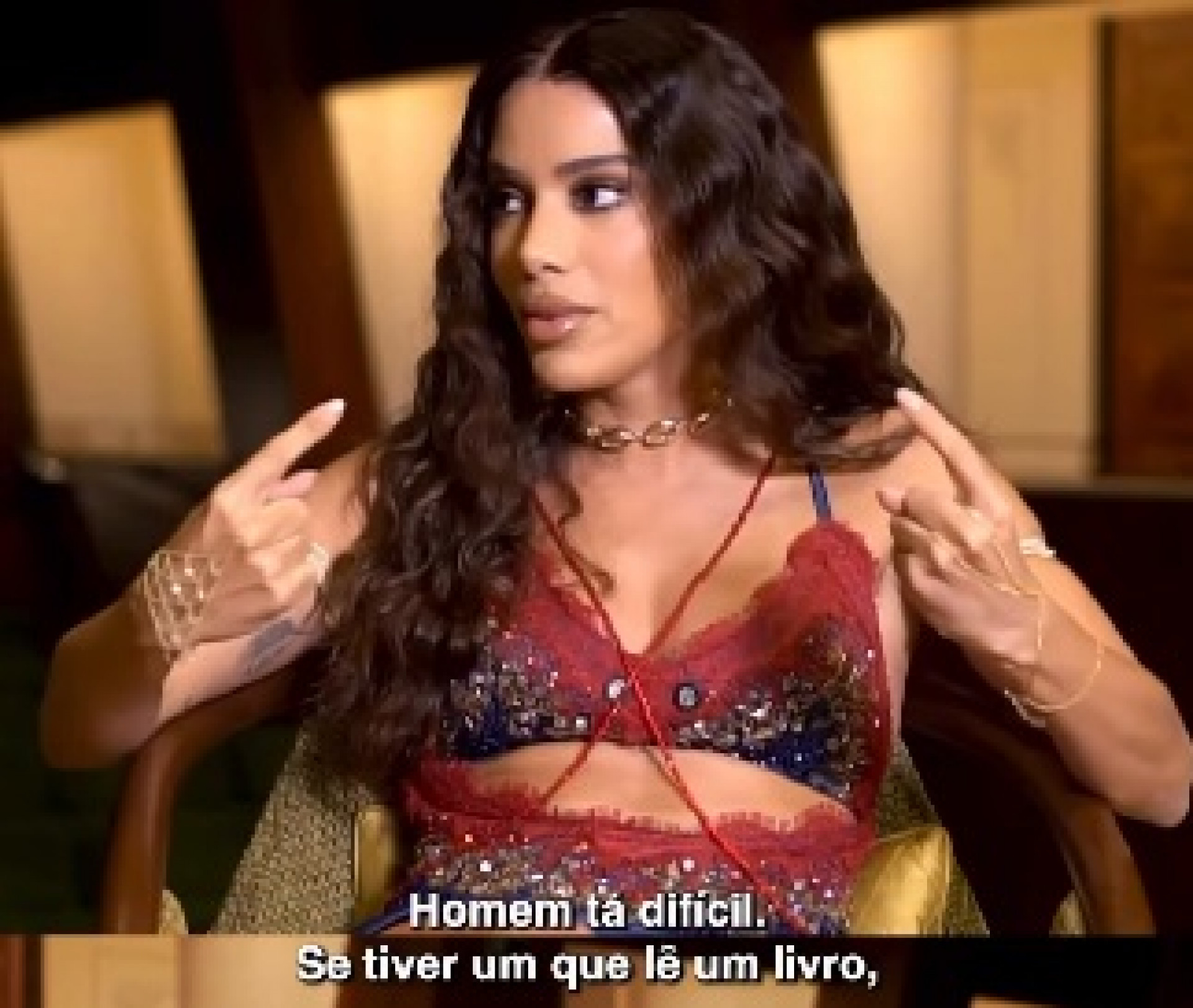 Anitta confirma que está solteira e desabafa: 'Homem tá difícil'
