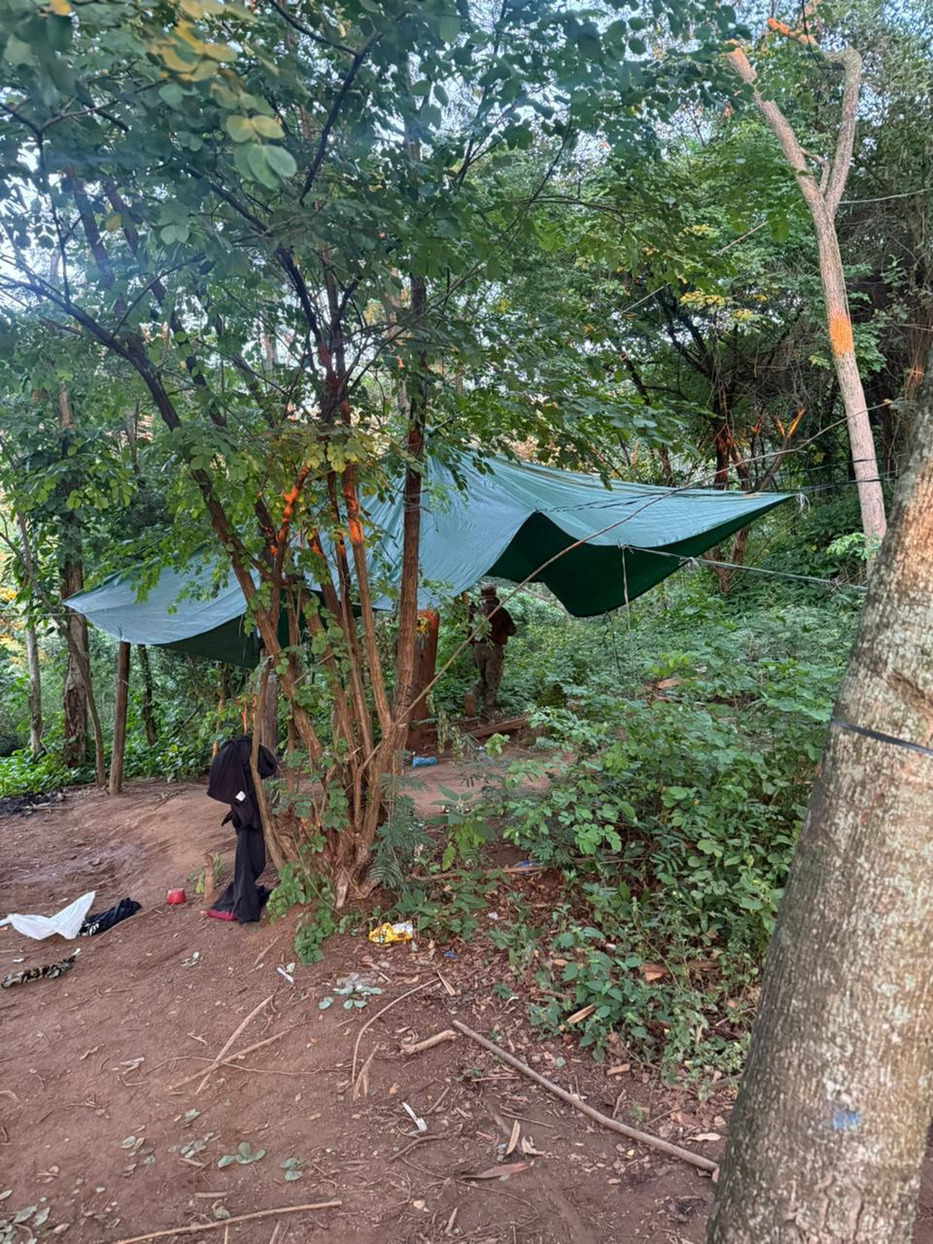 Agentes encontraram acampamento usado por traficantes no Morro do Borel - Divulgação / Polícia Militar