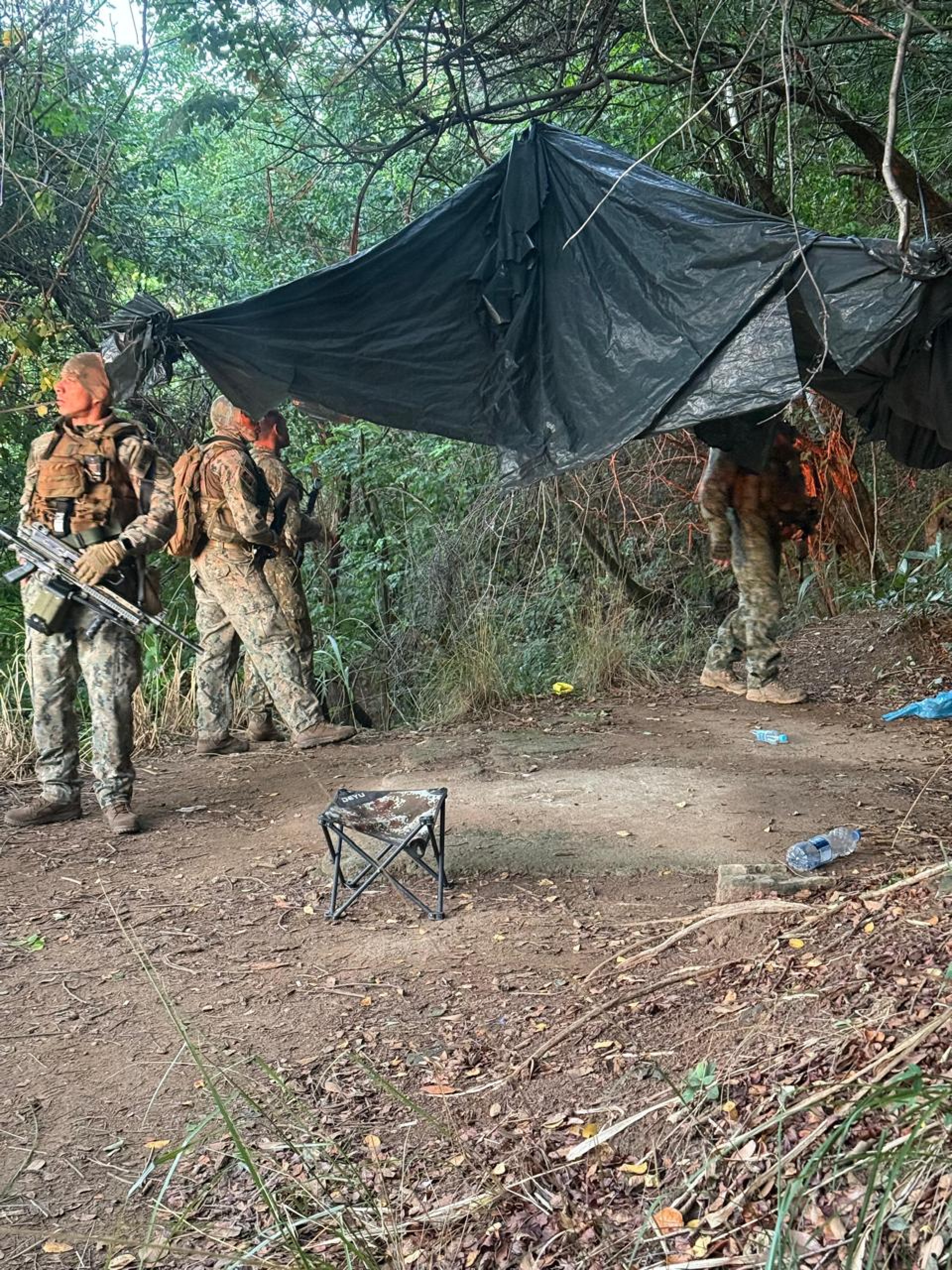 Agentes encontraram acampamento usado por traficantes no Morro do Borel - Divulgação / Polícia Militar