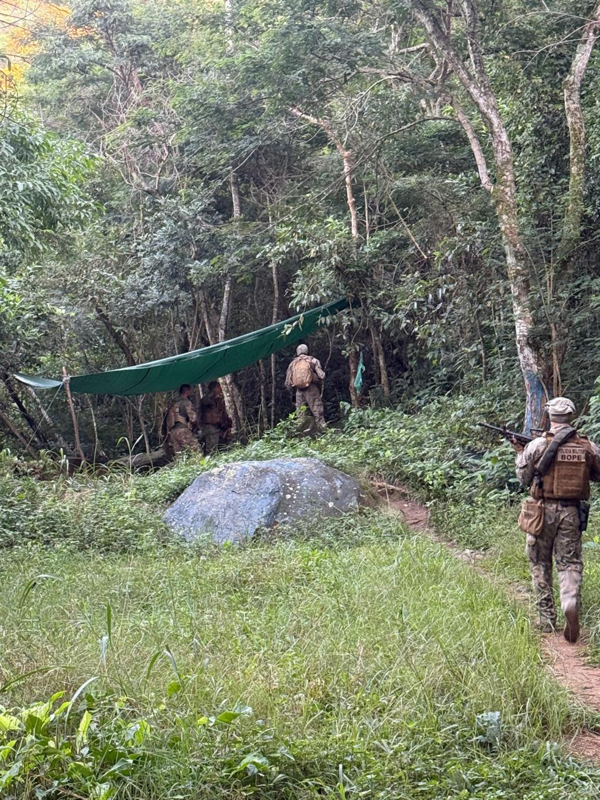 Agentes encontraram acampamento usado por traficantes no Morro do Borel - Divulgação / Polícia Militar