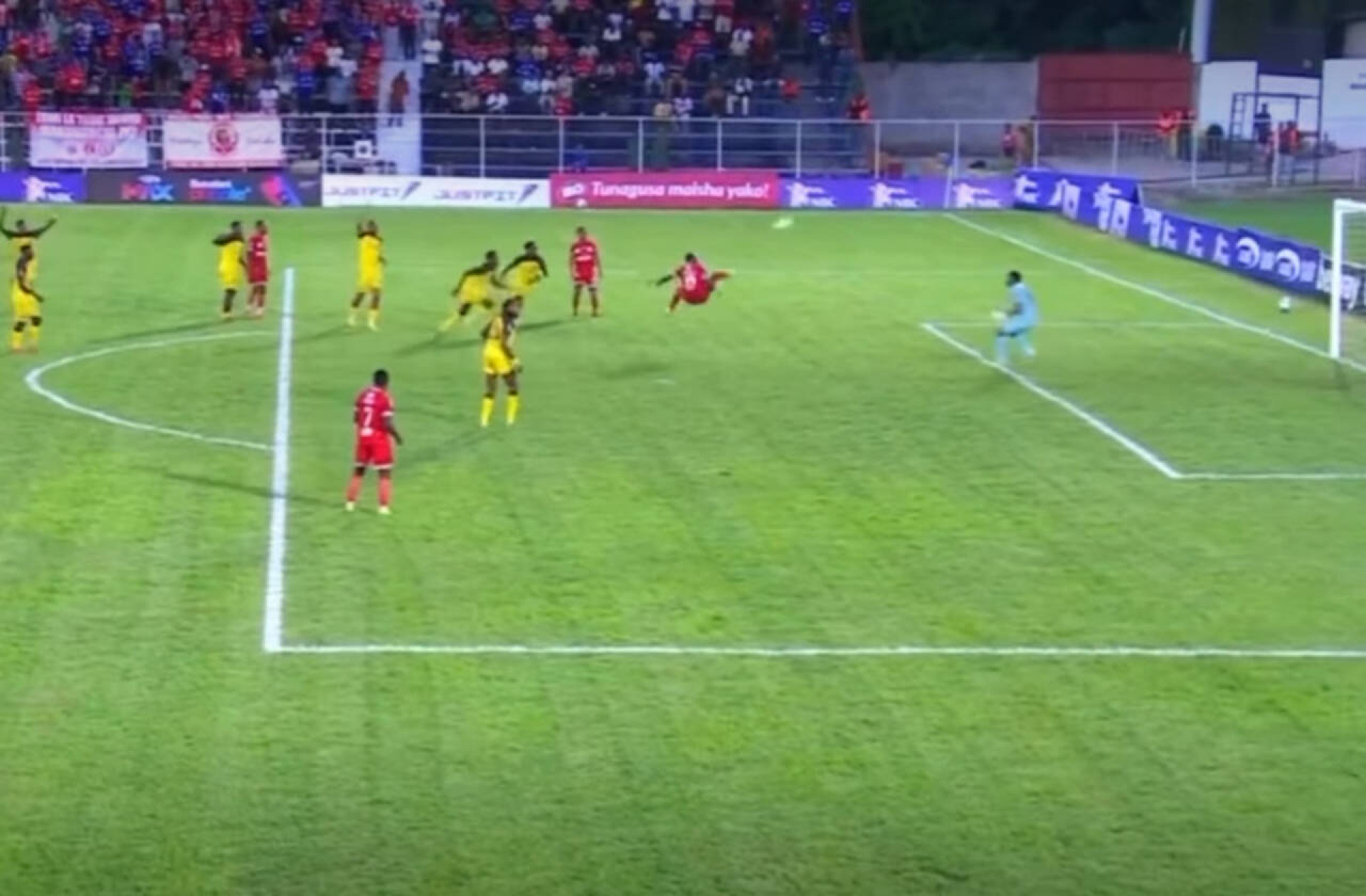 V&iacute;deo: jogador faz malabarismo bizarro e faz gol digno de Pr&ecirc;mio Puskas