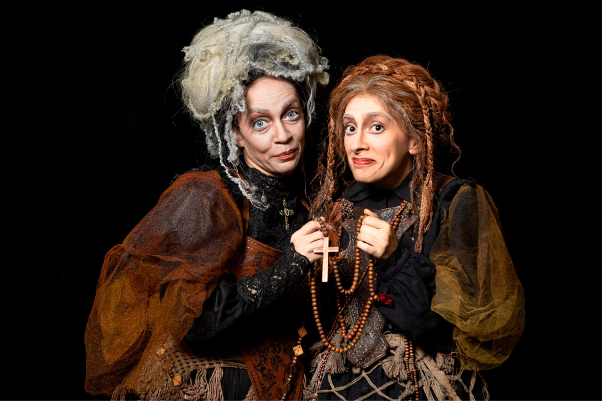 Laila Garin e Juliana Linhares caracterizadas como Socorro e Zaninha, personagens do espetáculo 'As Centenárias' - Andrea Nestrea / Divulgação