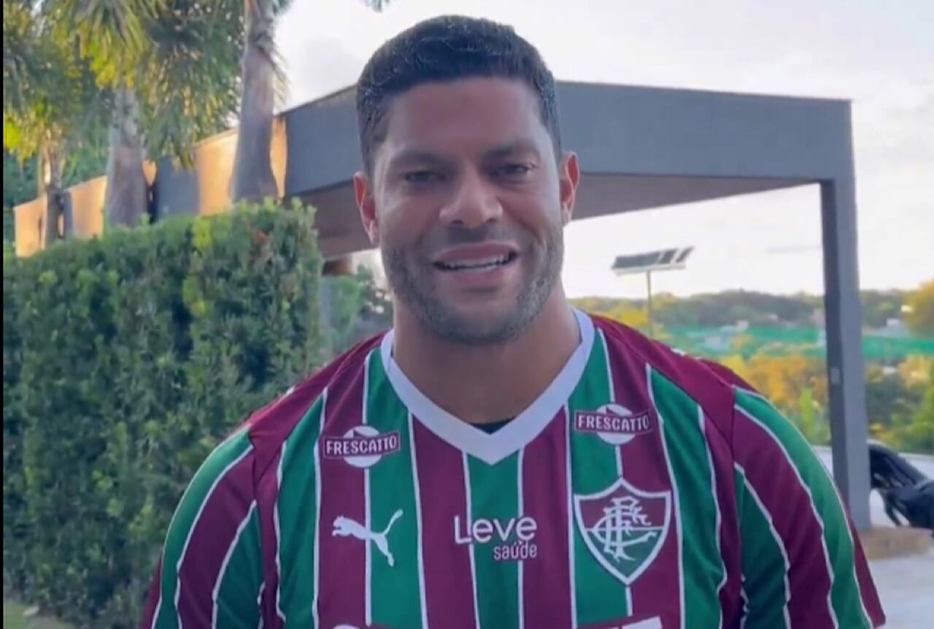 Fluminense anuncia contrata&ccedil;&atilde;o do atacante Hulk