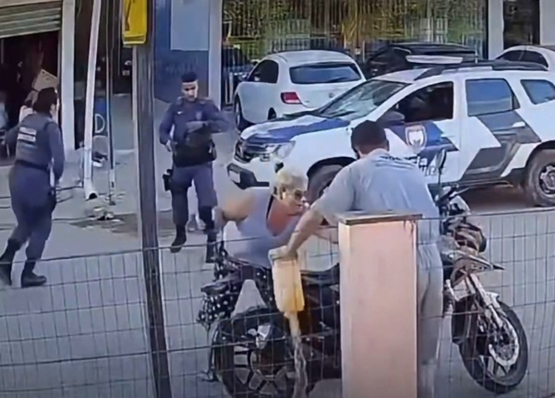 Vídeo: mulher morre após filho incendiar moto no Espírito Santo