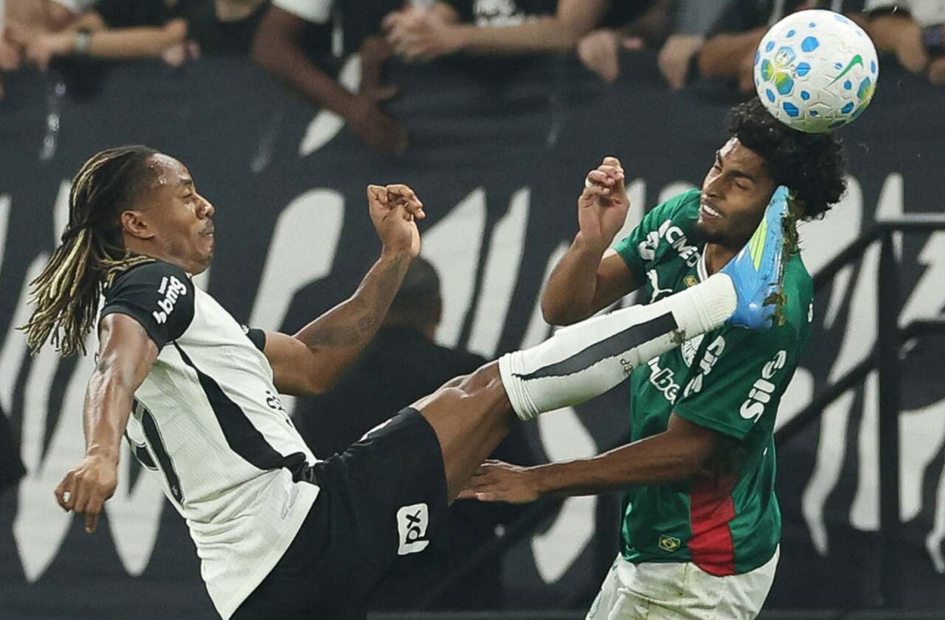 Palmeiras soma pontos mesmo em desvantagem; Corinthians falha com superioridade