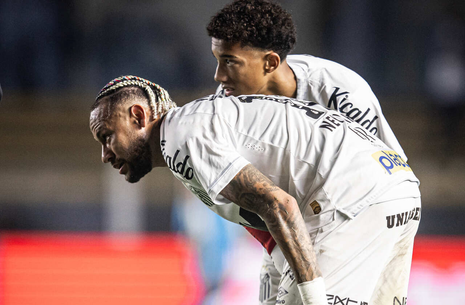 Briga entre Neymar e Robinho Jr causa desgaste interno no Santos