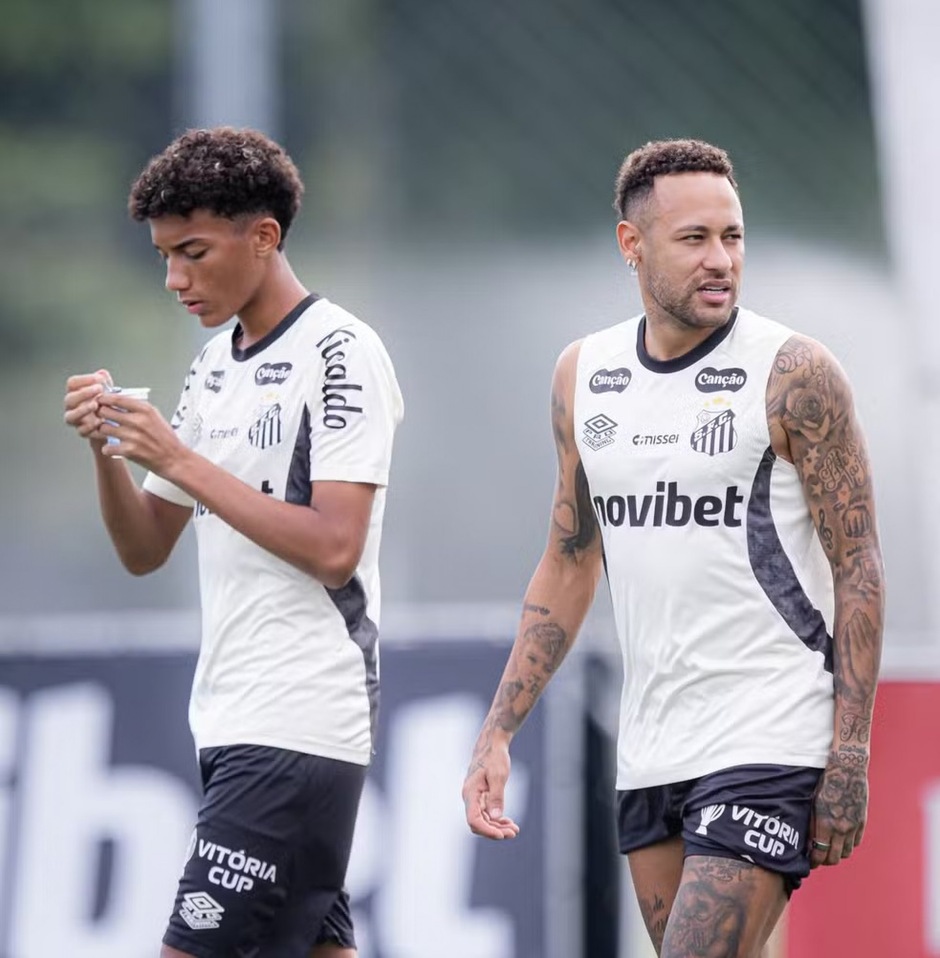 Robinho Jr, à esquerda, e Neymar