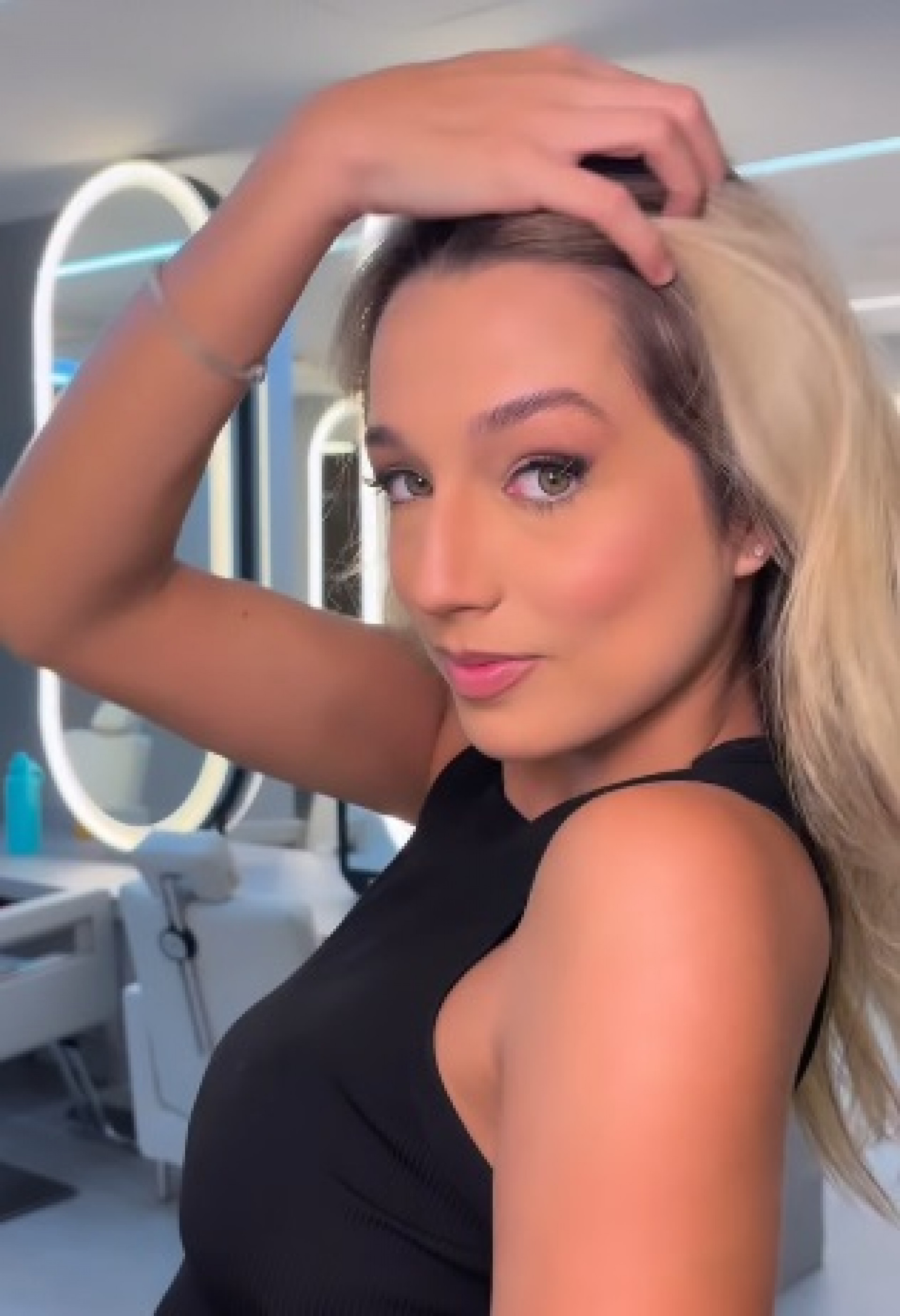 Samira exibiu os cabelos loiros após ida ao salão  - Reprodução/Instagram 