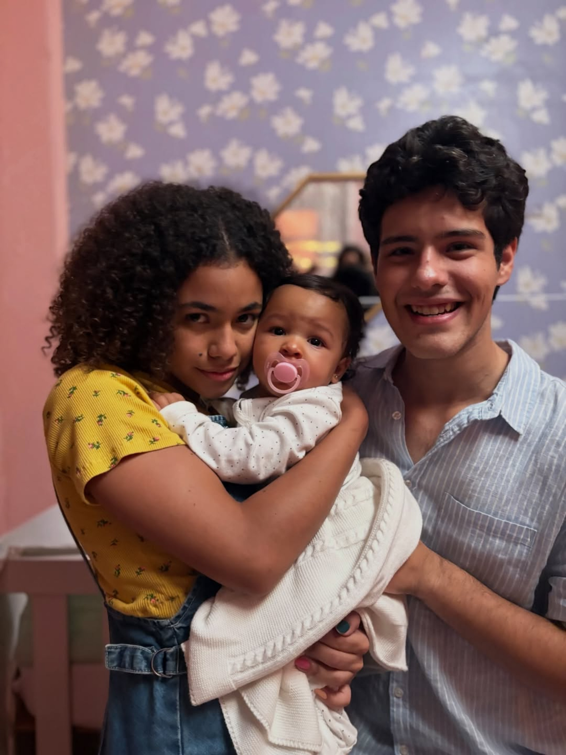 Alana Cabral e Paulo Mendes com bebê que vive filha de Joélly e Raul  - Reprodução/Instagram 