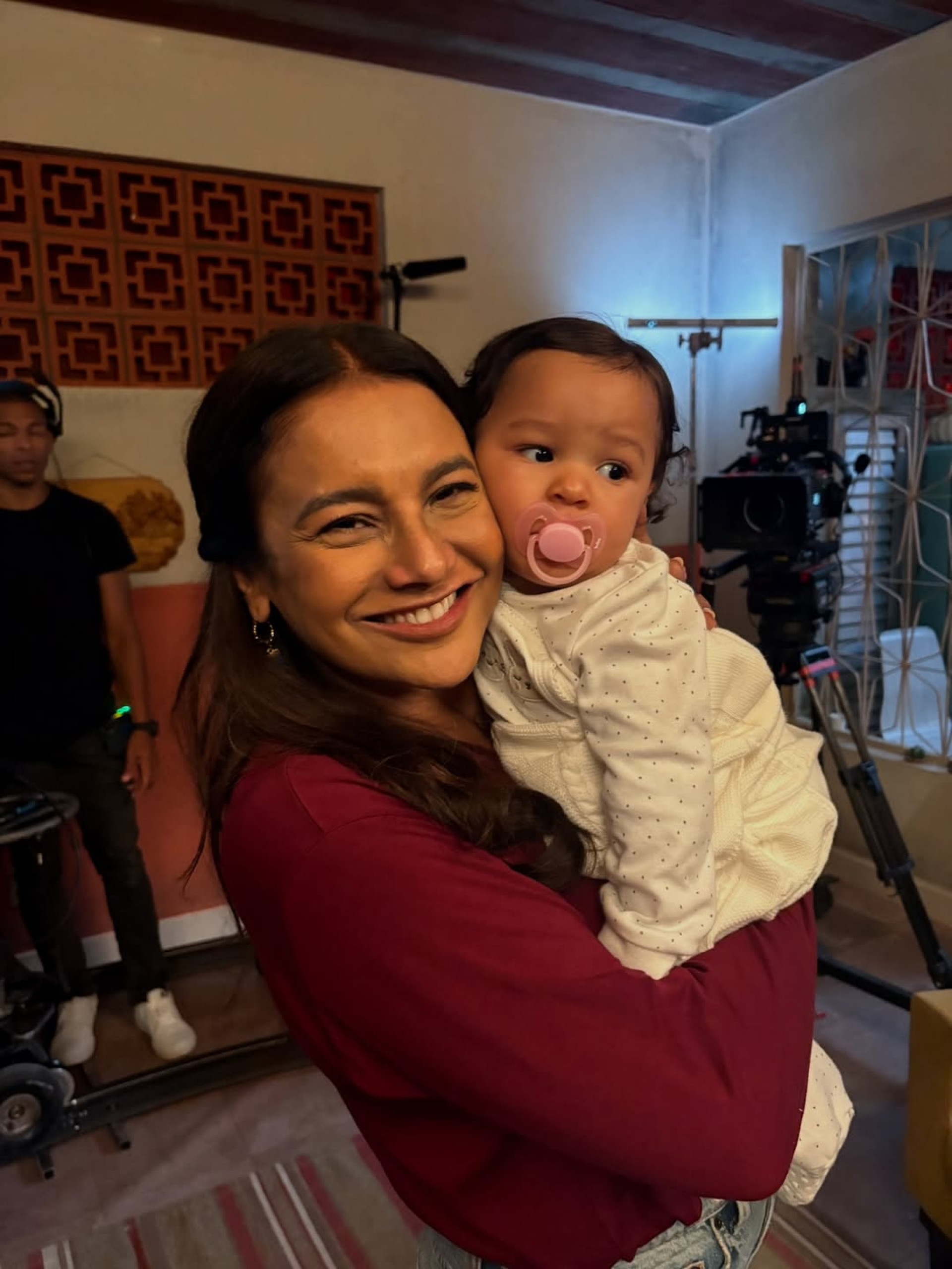 Dira Paes posou com bebê que interpreta bisneta de Lígia em 'Três Graças' - Reprodução/Instagram 