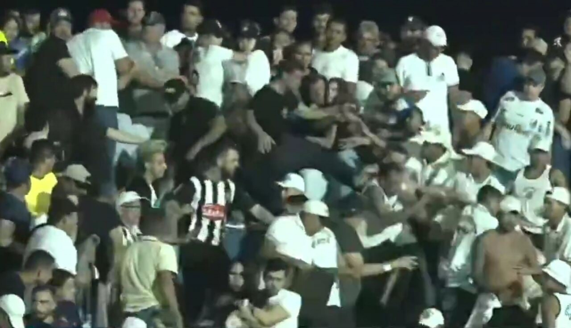 Torcedores do Santos vaiam Robinho Jr antes do jogo contra o Recoleta