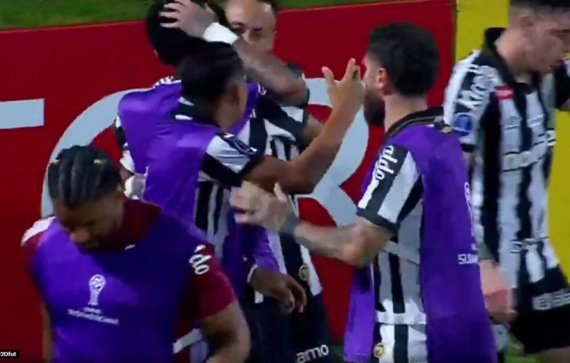 Neymar marca e abra&ccedil;a Robinho Jr em Recoleta x Santos