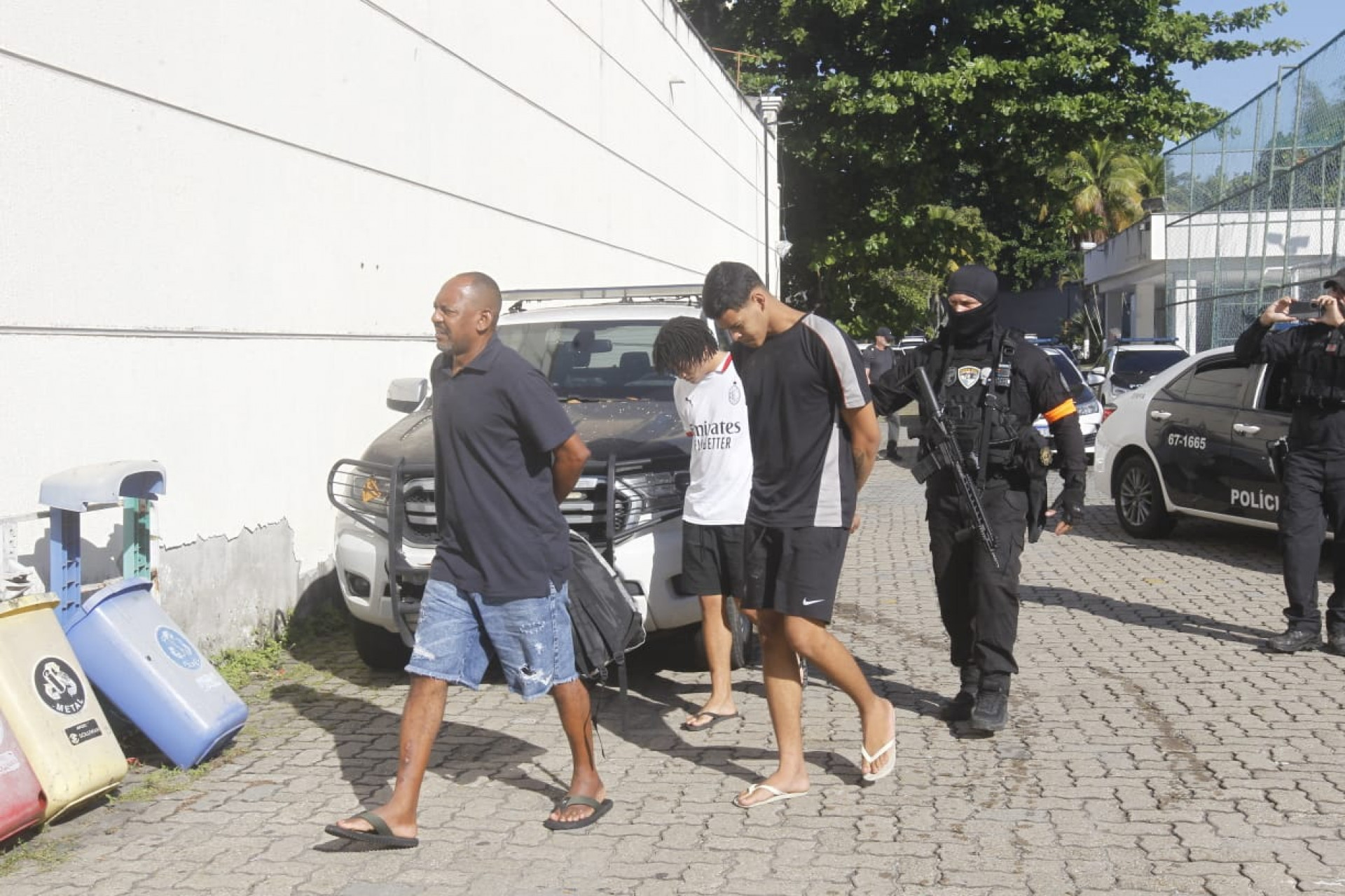 Presos na Maré chegando na Cidade da Polícia - Reginaldo Pimenta/Agência O DIA