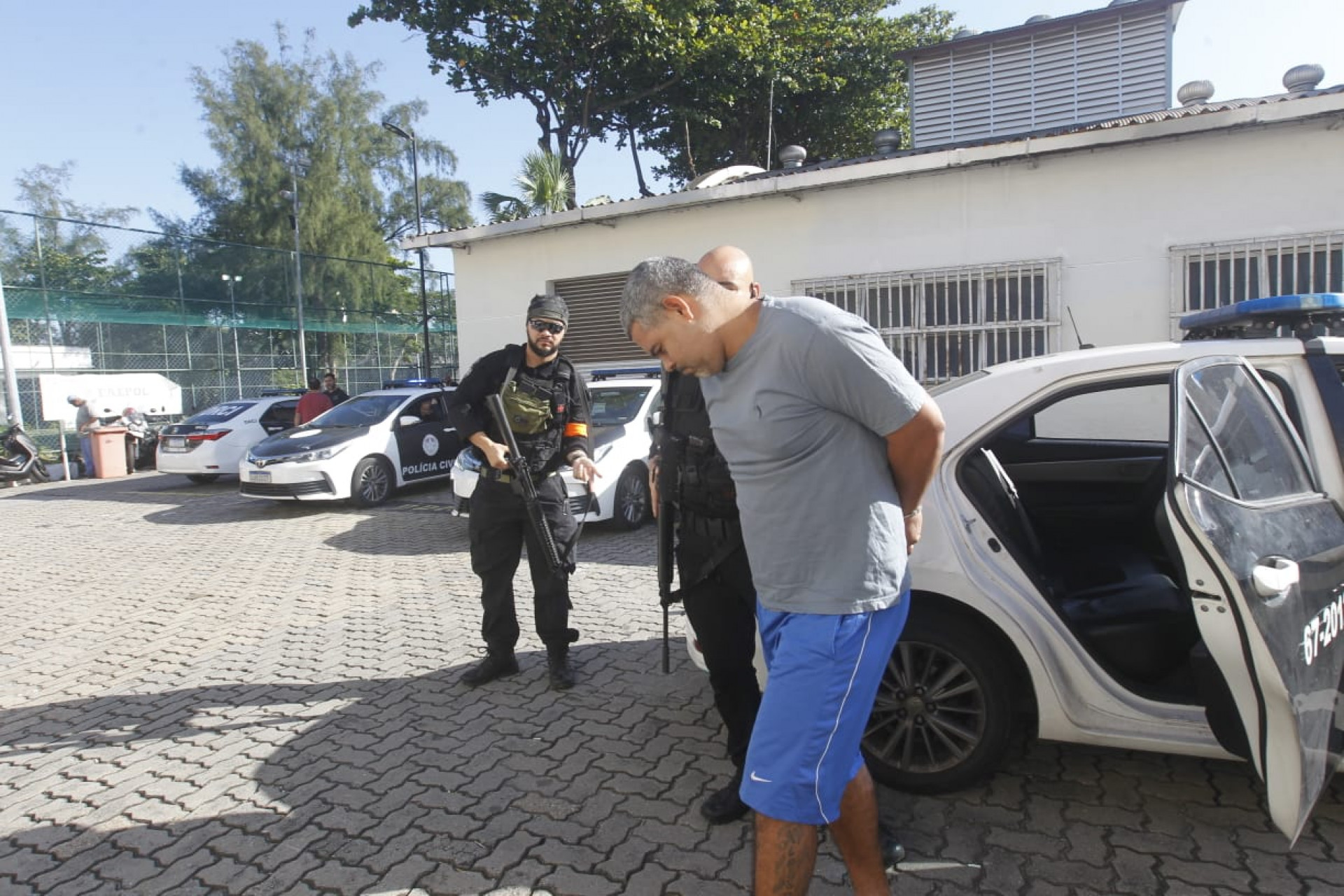 Presos na Maré chegando na Cidade da Polícia - Reginaldo Pimenta/Agência O DIA