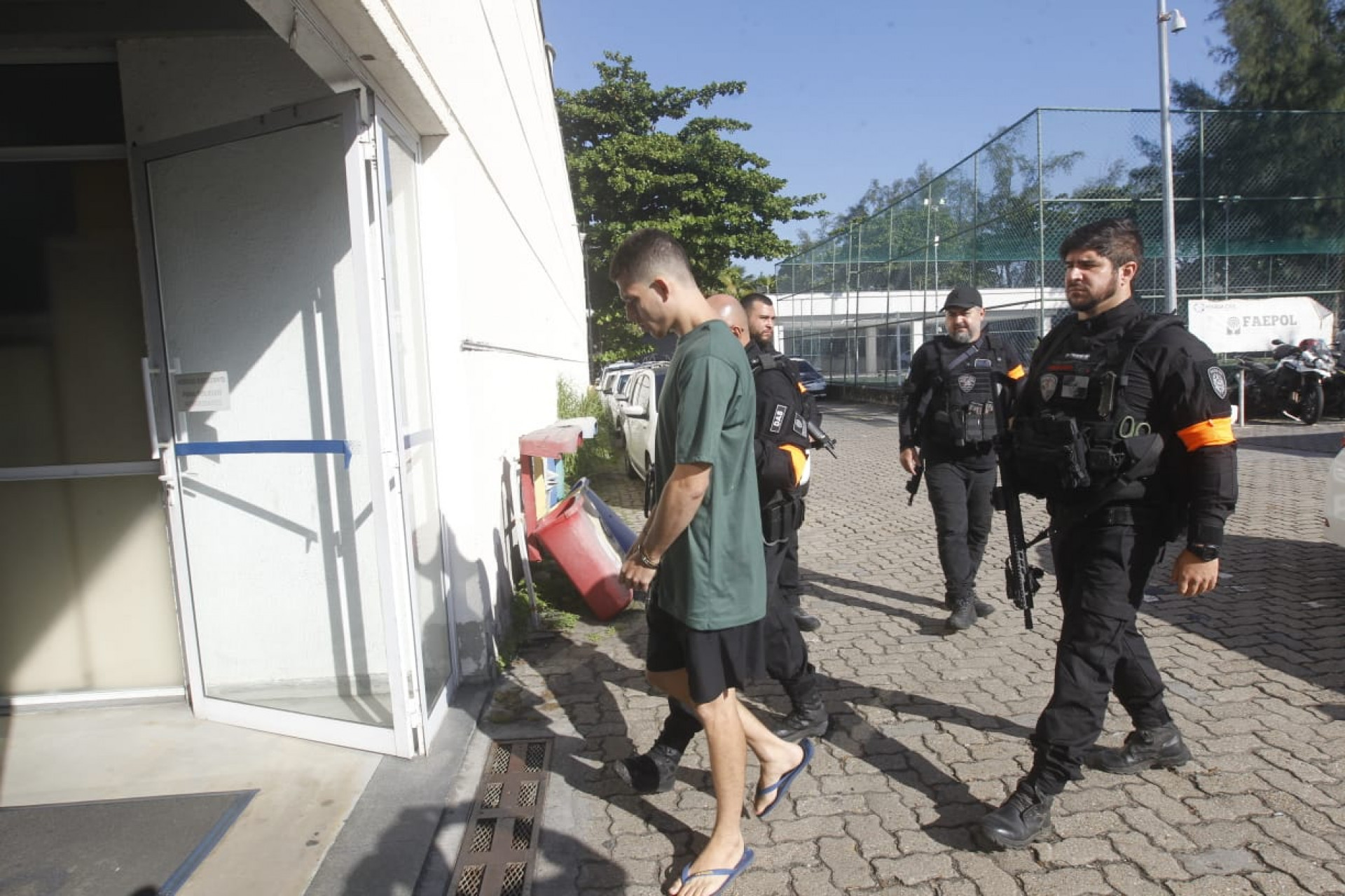 Presos na Maré chegando na Cidade da Polícia - Reginaldo Pimenta/Agência O DIA